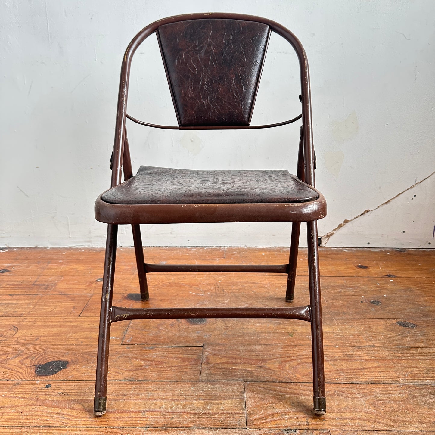 FC011 BROWN VINYL AND METAL FOLDING CHAIR