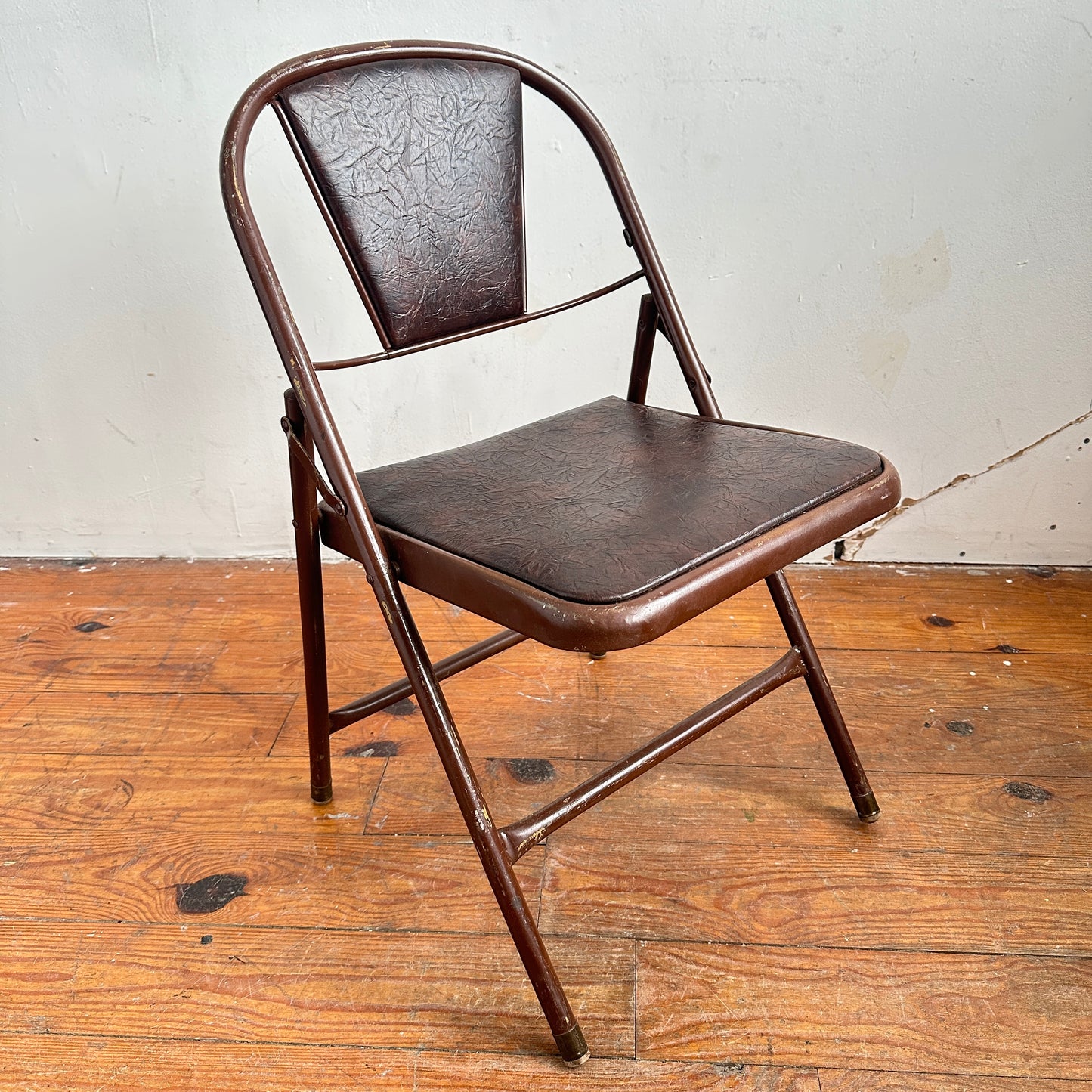 FC011 BROWN VINYL AND METAL FOLDING CHAIR