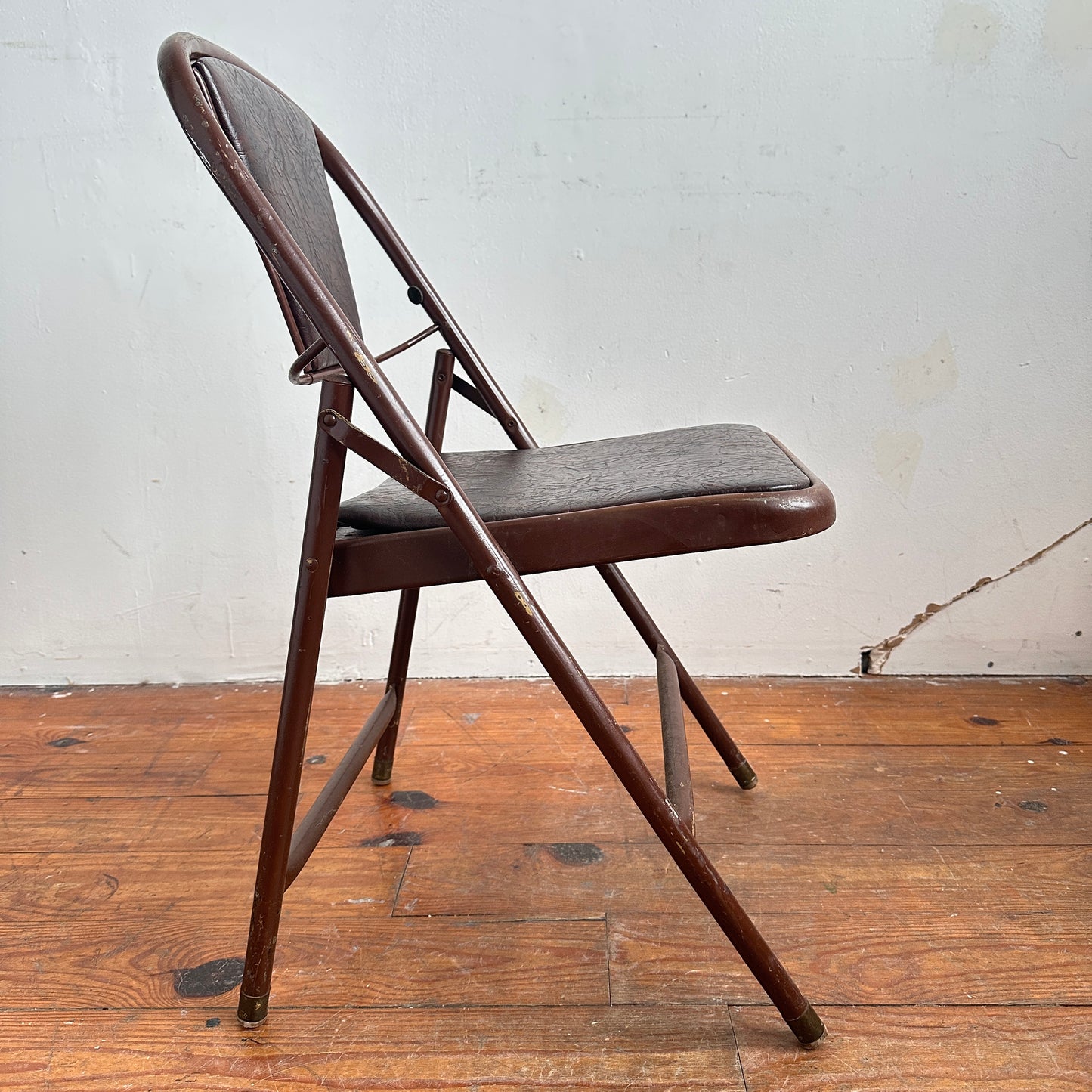 FC011 BROWN VINYL AND METAL FOLDING CHAIR
