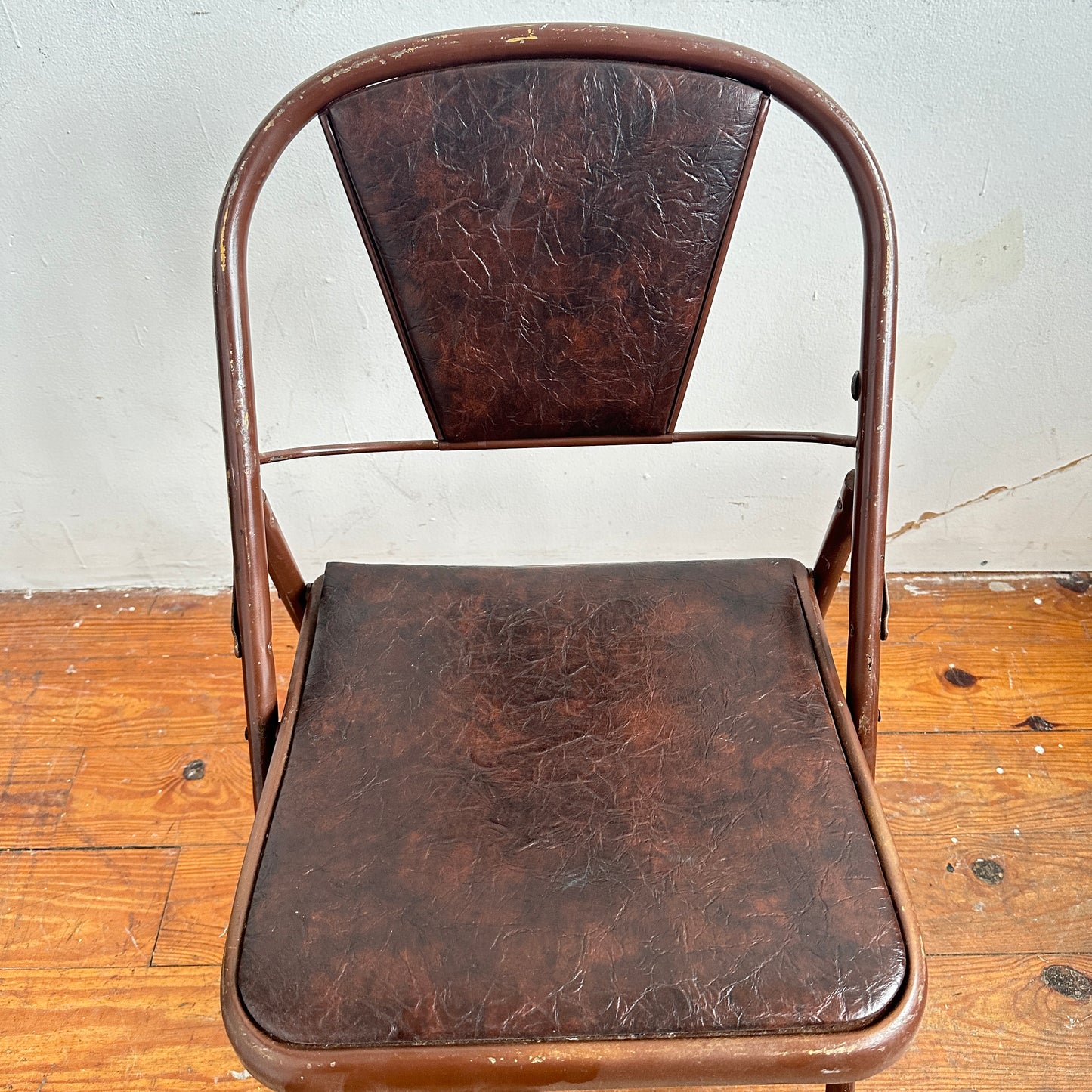 FC011 BROWN VINYL AND METAL FOLDING CHAIR