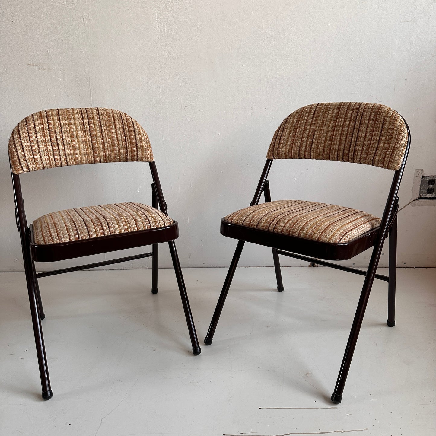 FC017 UPHOLSTERED BROWN METAL FOLDING CHAIRS