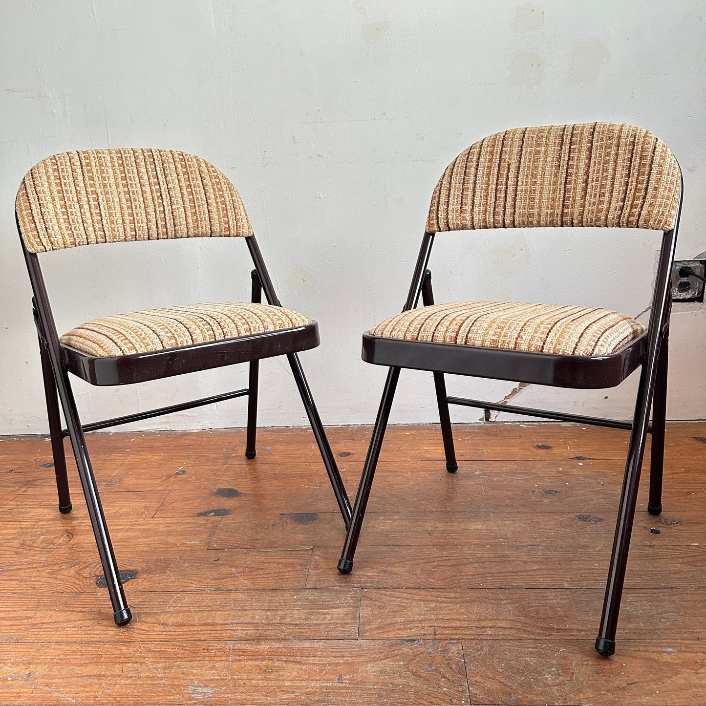 FC017 UPHOLSTERED BROWN METAL FOLDING CHAIRS