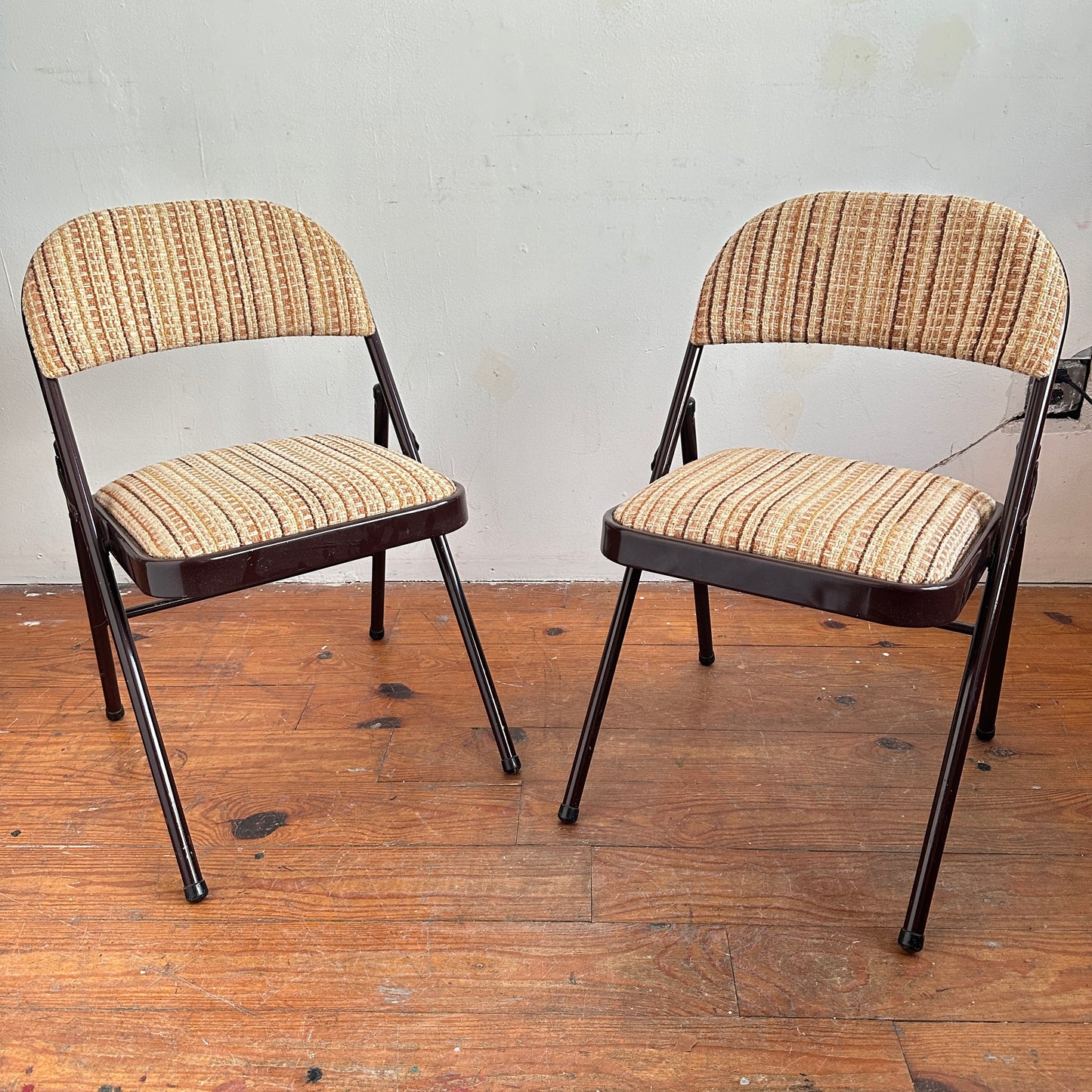 FC017 UPHOLSTERED BROWN METAL FOLDING CHAIRS