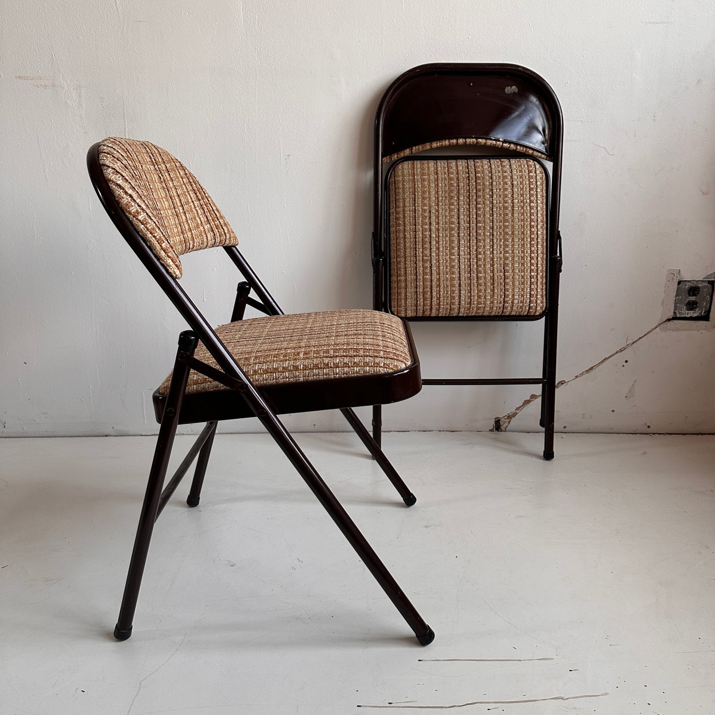 FC017 UPHOLSTERED BROWN METAL FOLDING CHAIRS