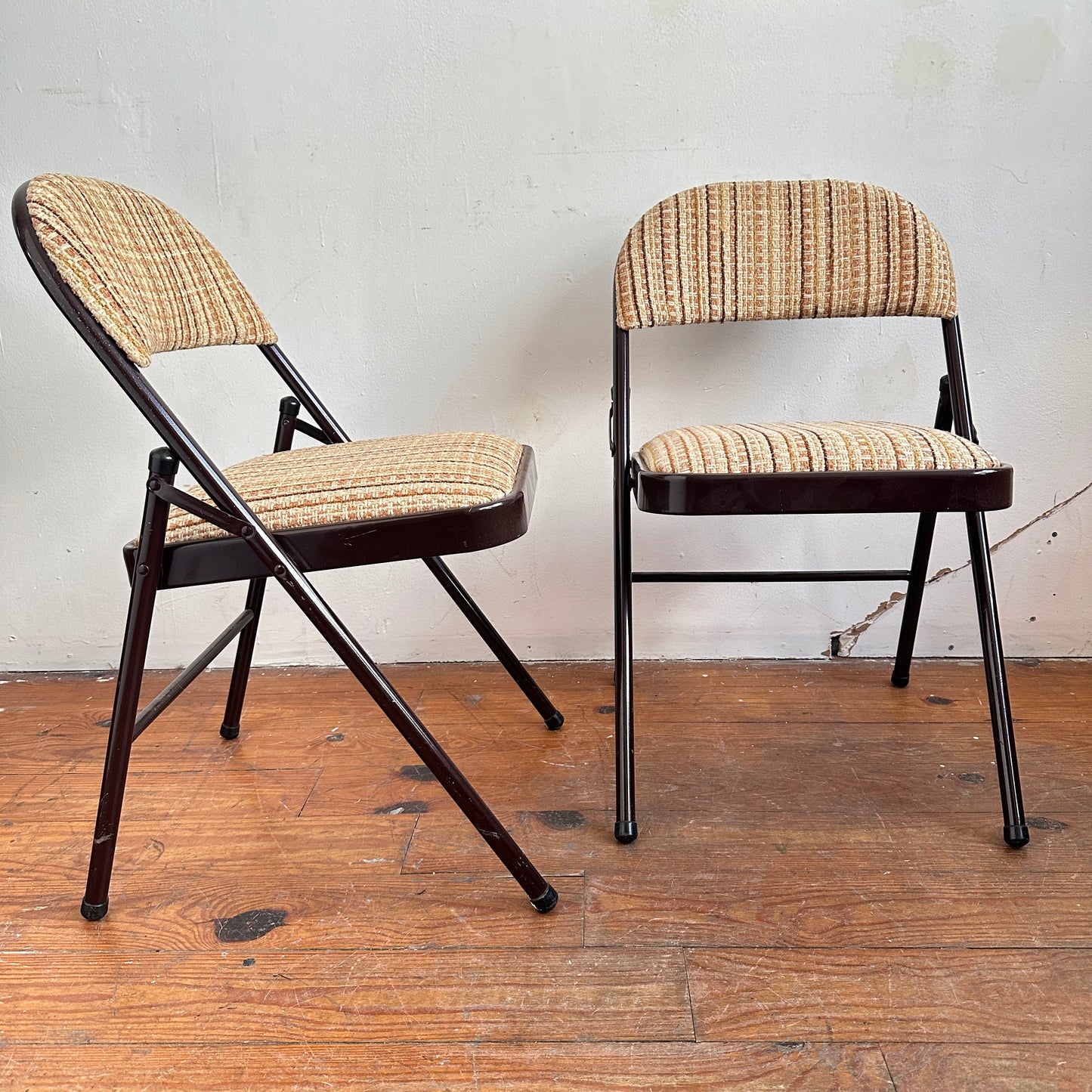 FC017 UPHOLSTERED BROWN METAL FOLDING CHAIRS