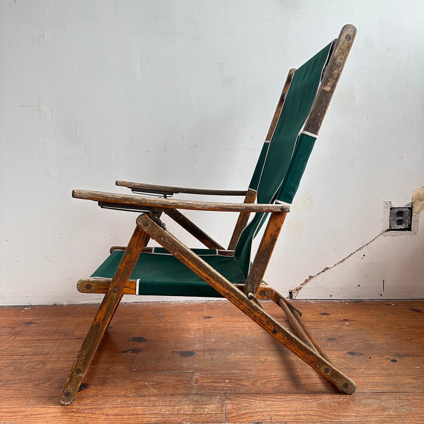 FC020 DISTRESSED WOOD WITH GREEN FABRIC DECK CHAIR