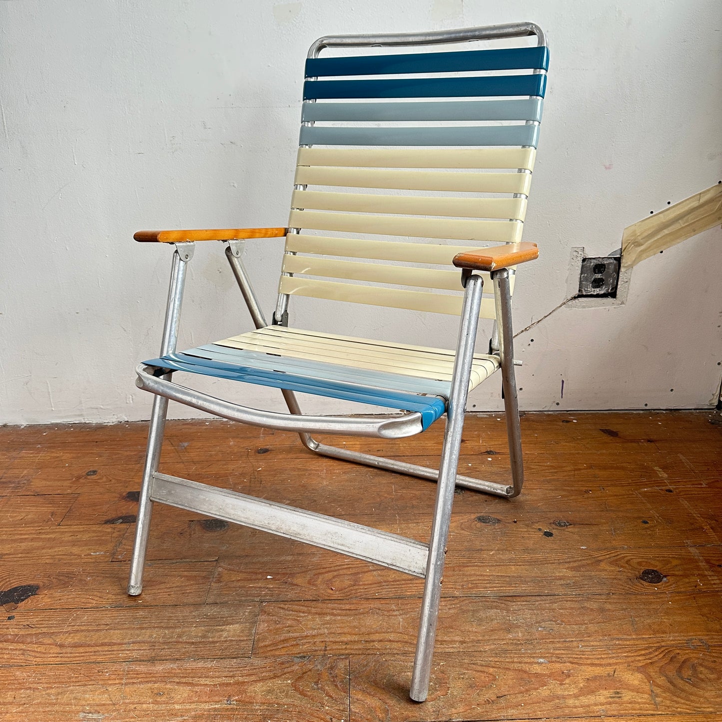 FC022 BLUE & CREAM FOLDING LAWN CHAIR