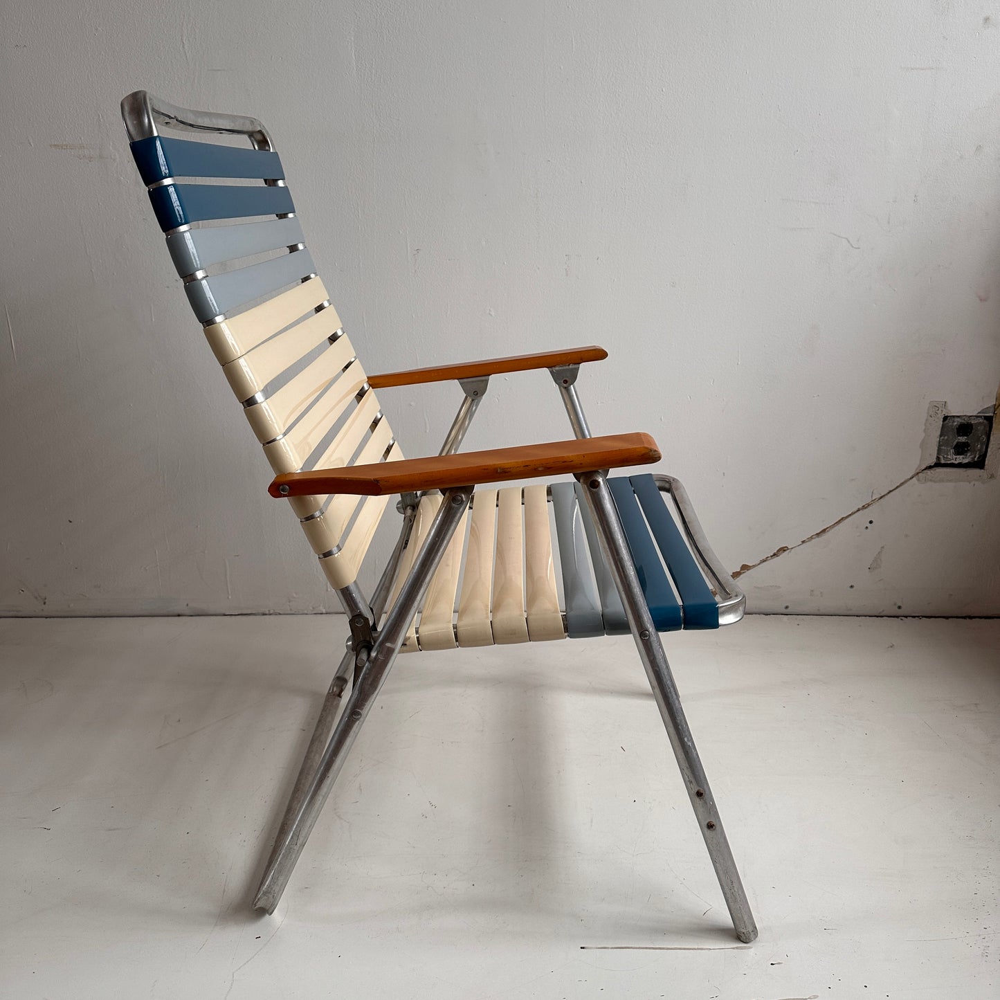 FC022 BLUE & CREAM FOLDING LAWN CHAIR