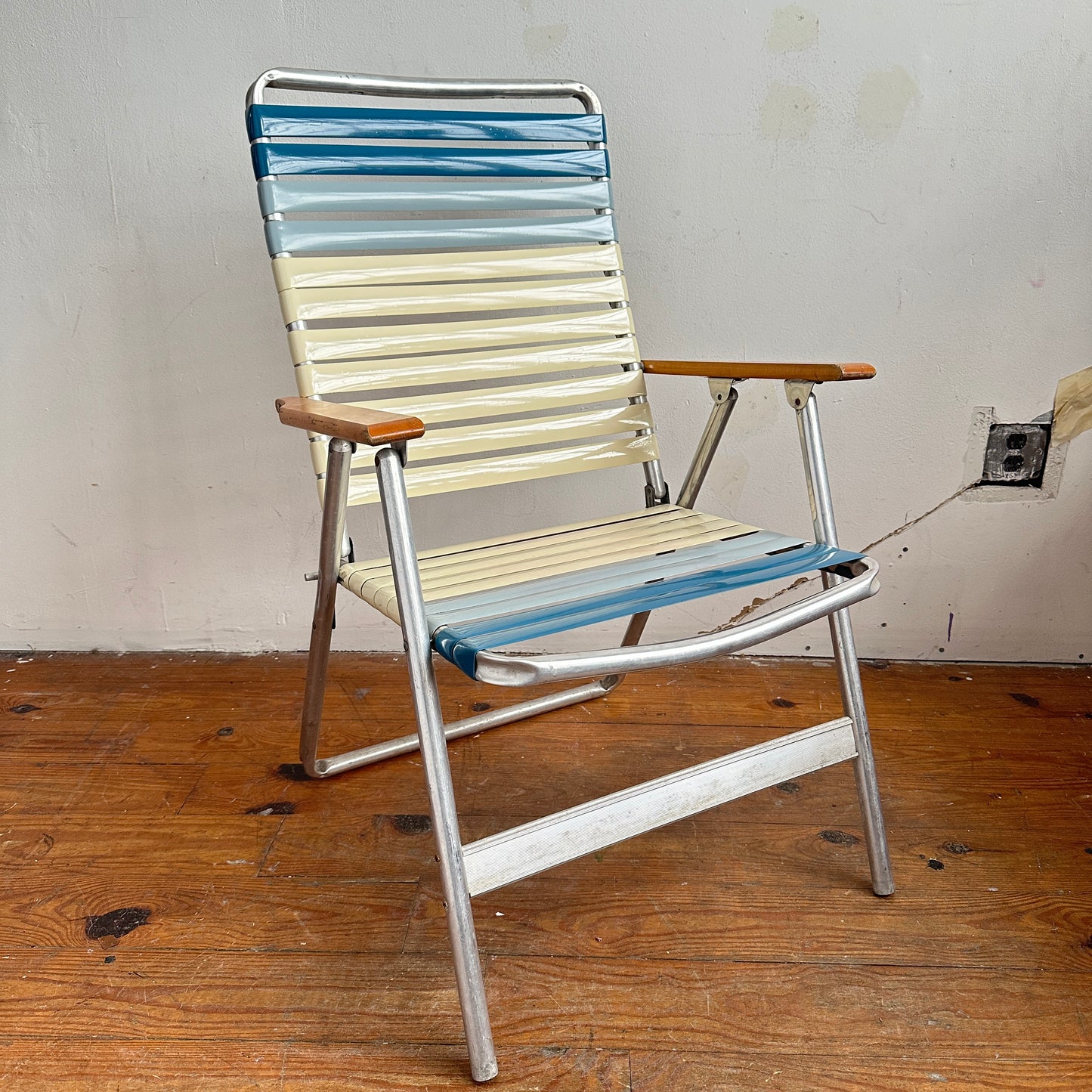 FC022 BLUE & CREAM FOLDING LAWN CHAIR
