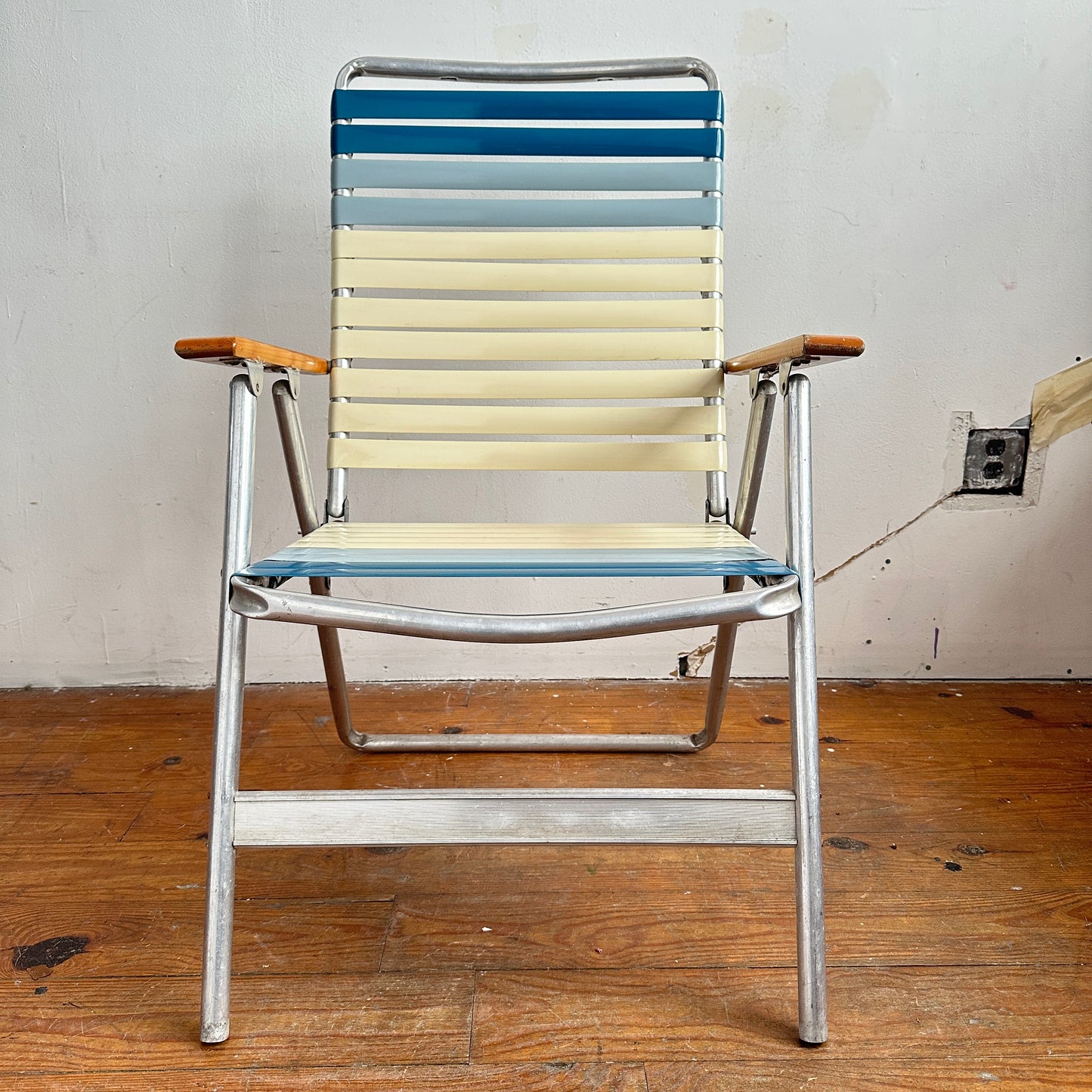 FC022 BLUE & CREAM FOLDING LAWN CHAIR