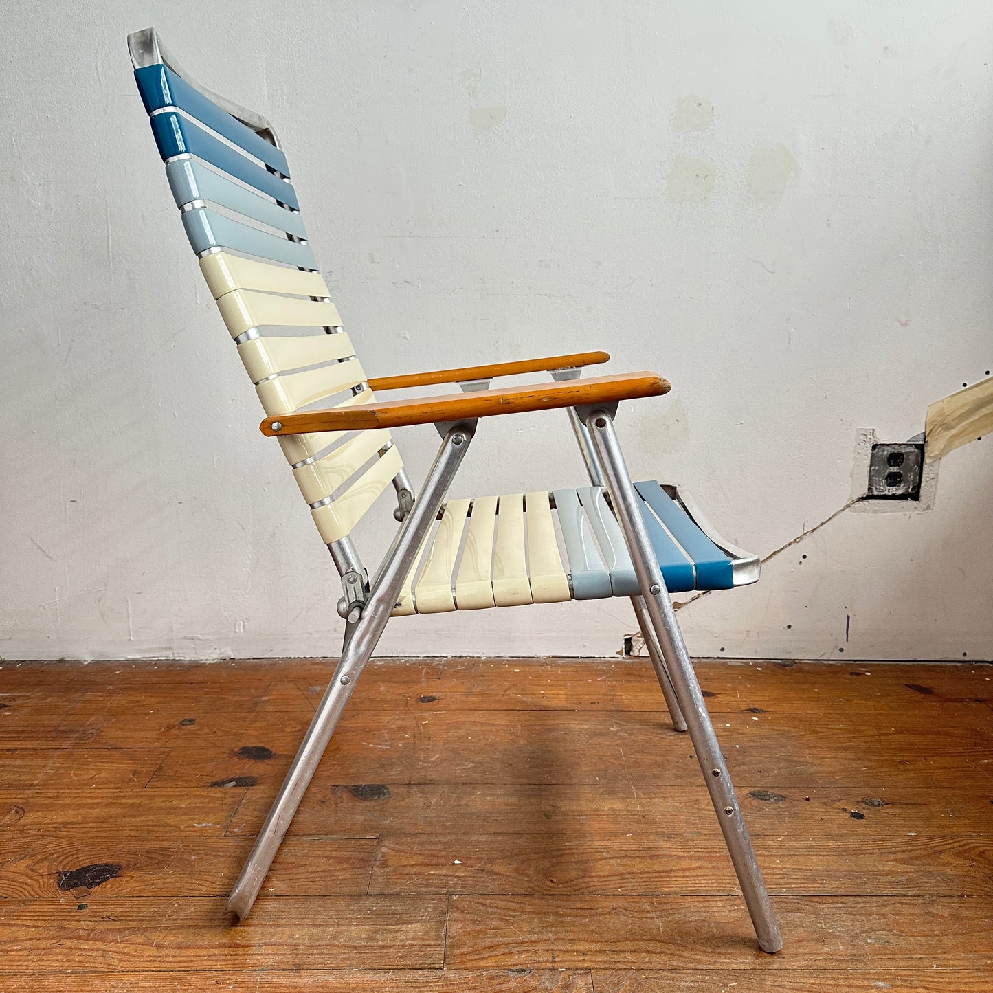 FC022 BLUE & CREAM FOLDING LAWN CHAIR