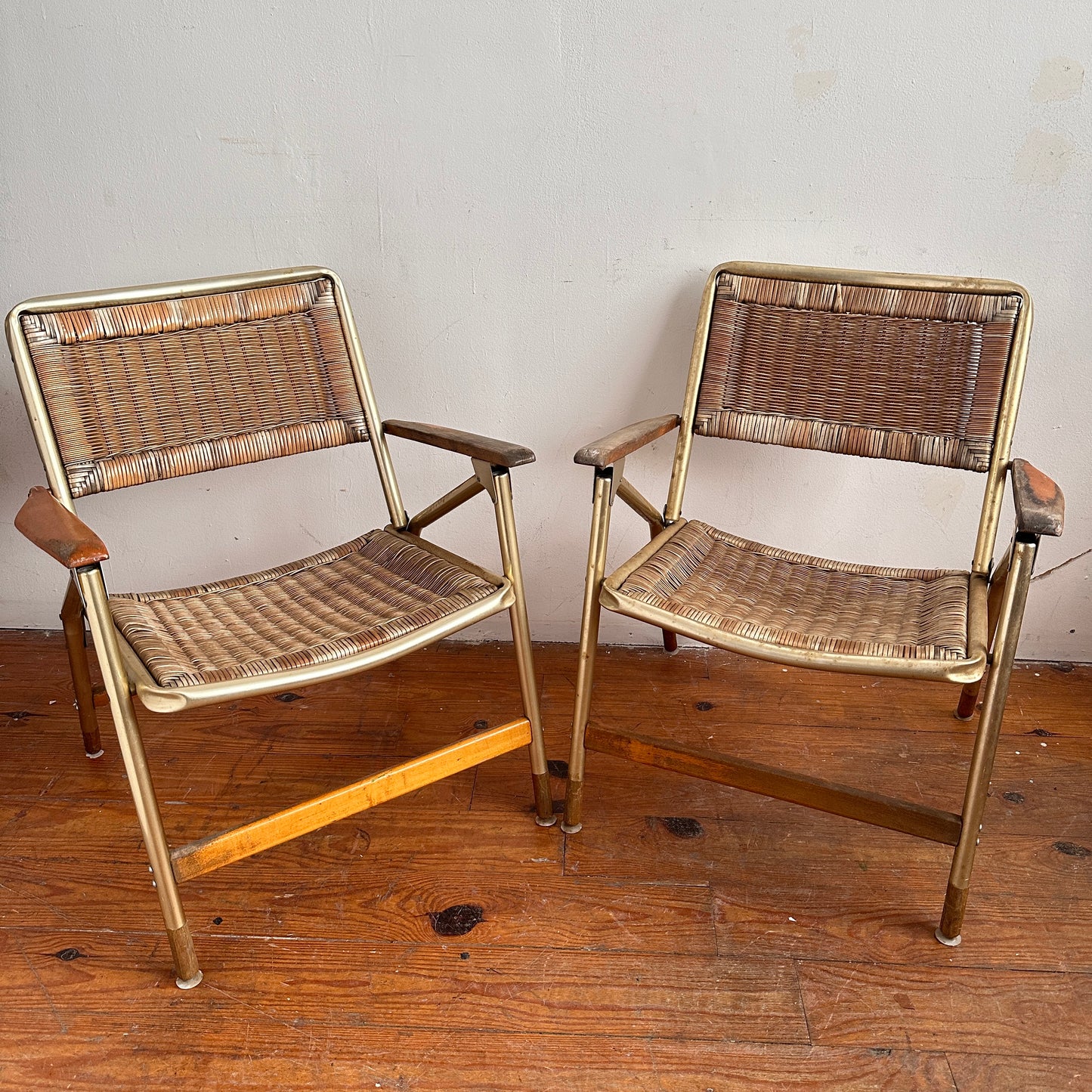 FC024 DISTRESSED WICKER & ALUMINUM FOLDING CHAIRS