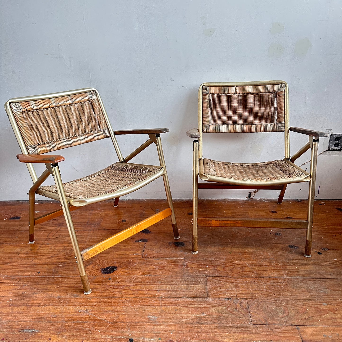FC024 DISTRESSED WICKER & ALUMINUM FOLDING CHAIRS