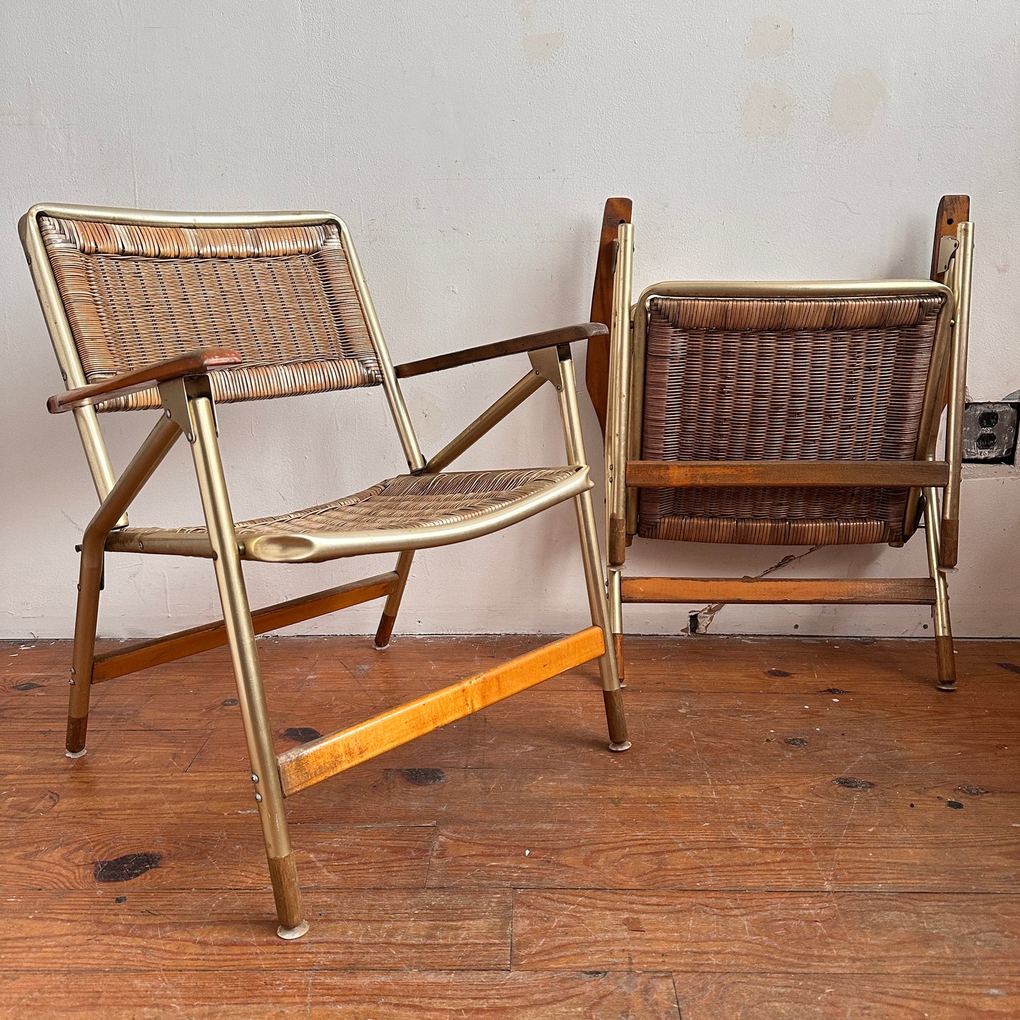 FC024 DISTRESSED WICKER & ALUMINUM FOLDING CHAIRS