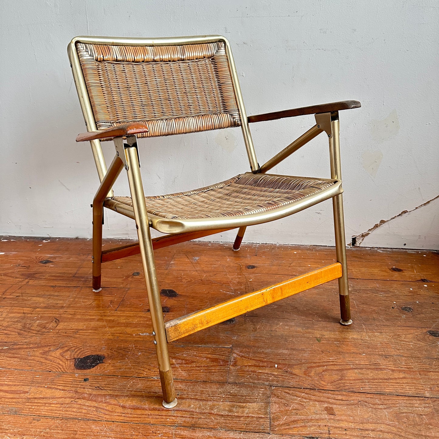 FC024 DISTRESSED WICKER & ALUMINUM FOLDING CHAIRS