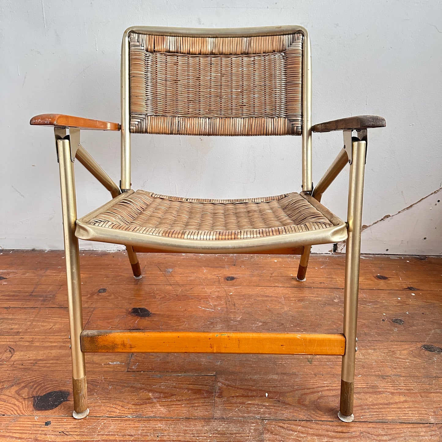 FC024 DISTRESSED WICKER & ALUMINUM FOLDING CHAIRS