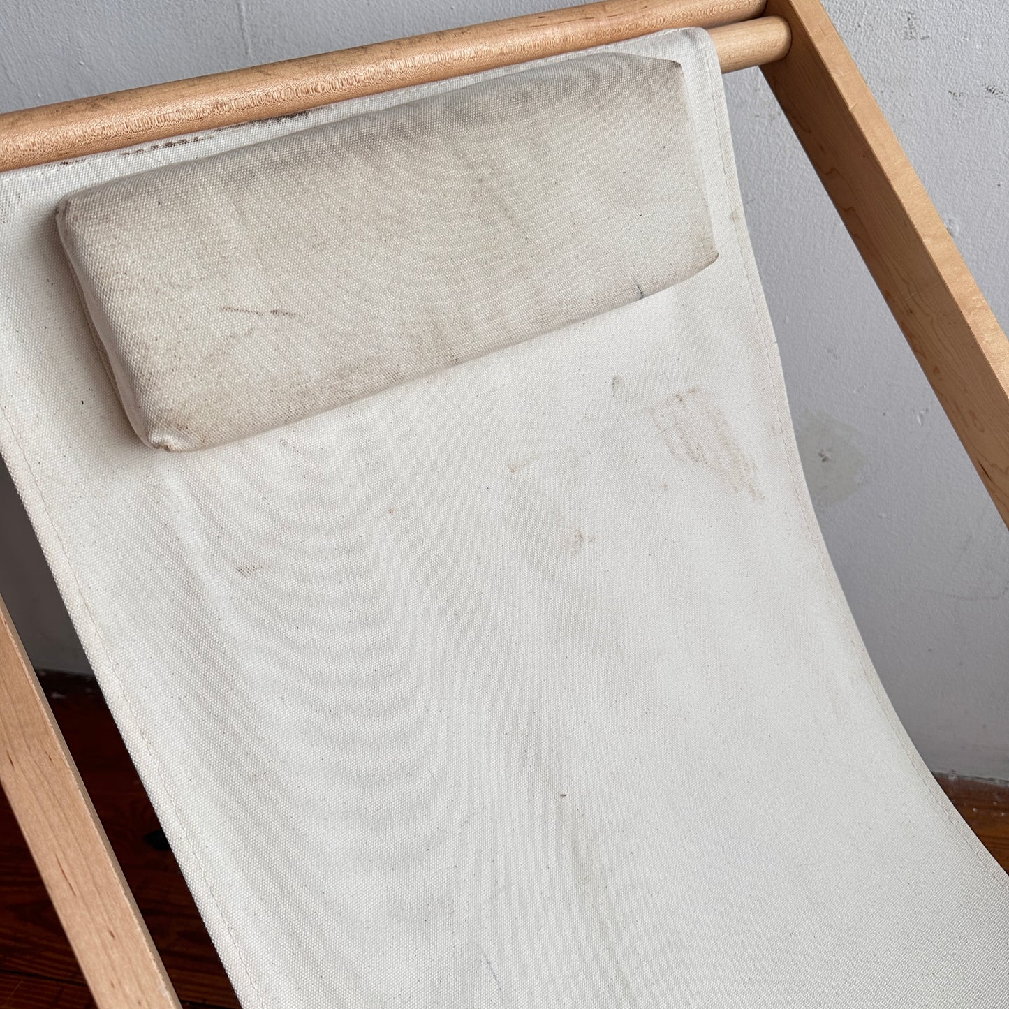 FC026 DISTRESSED BLONDE WOOD AND BEIGE FABRIC BEACH SLING CHAIR