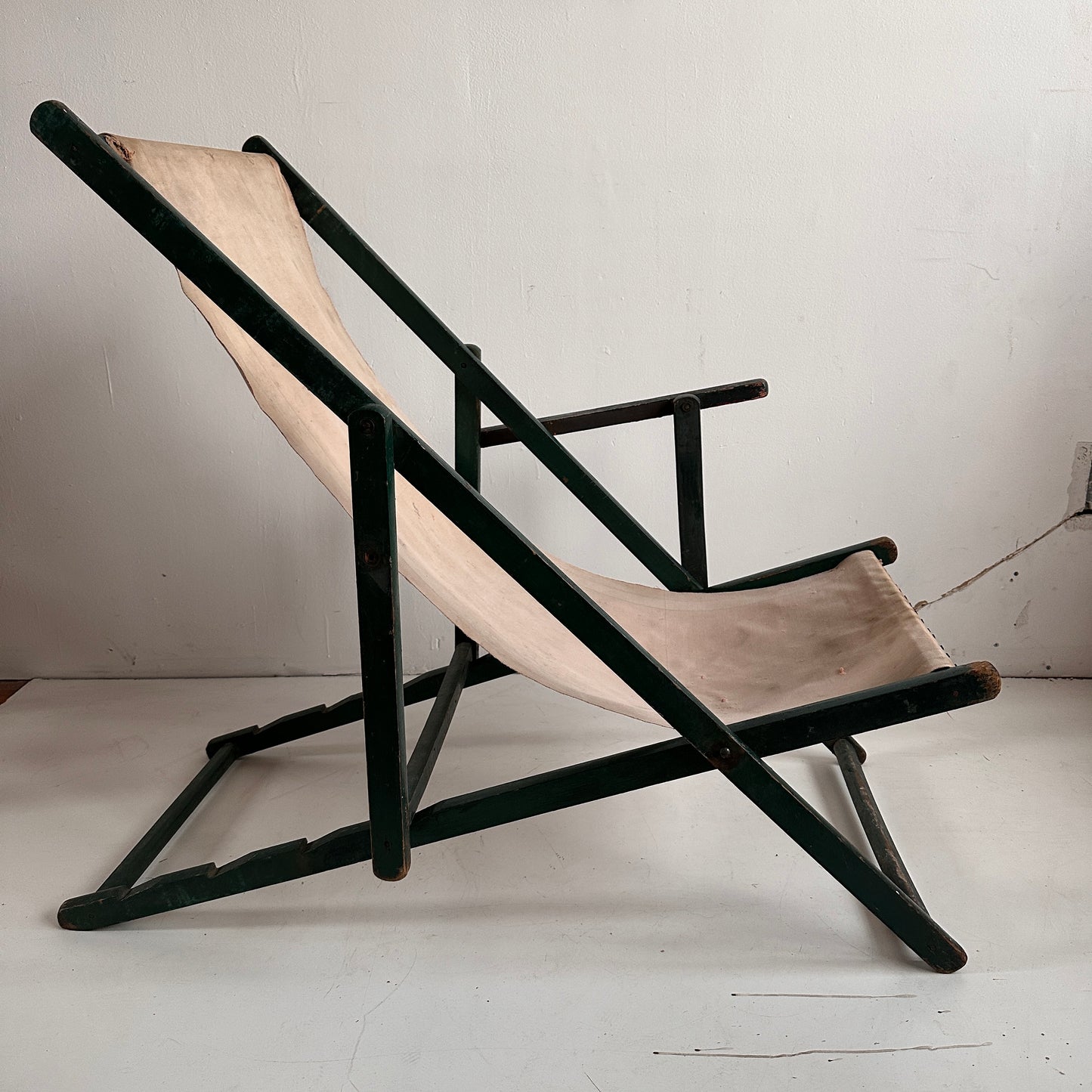 FC027 DISTRESSED ONE ARMED GREEN & BEIGE BEACH SLING CHAIR