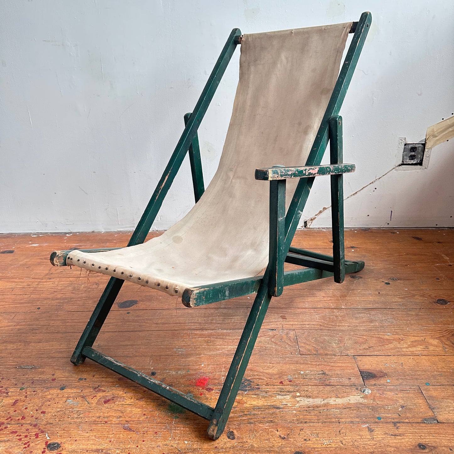 FC027 DISTRESSED ONE ARMED GREEN & BEIGE BEACH SLING CHAIR