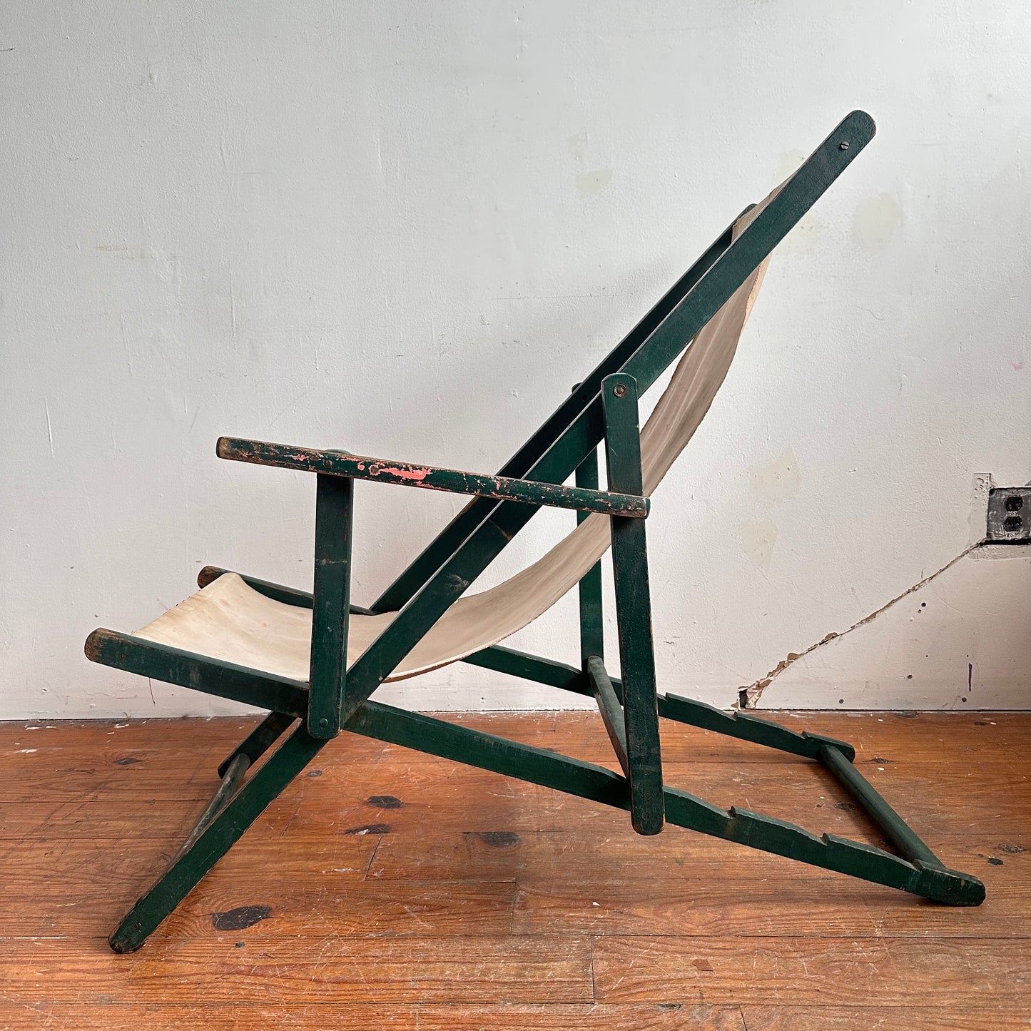 FC027 DISTRESSED ONE ARMED GREEN & BEIGE BEACH SLING CHAIR