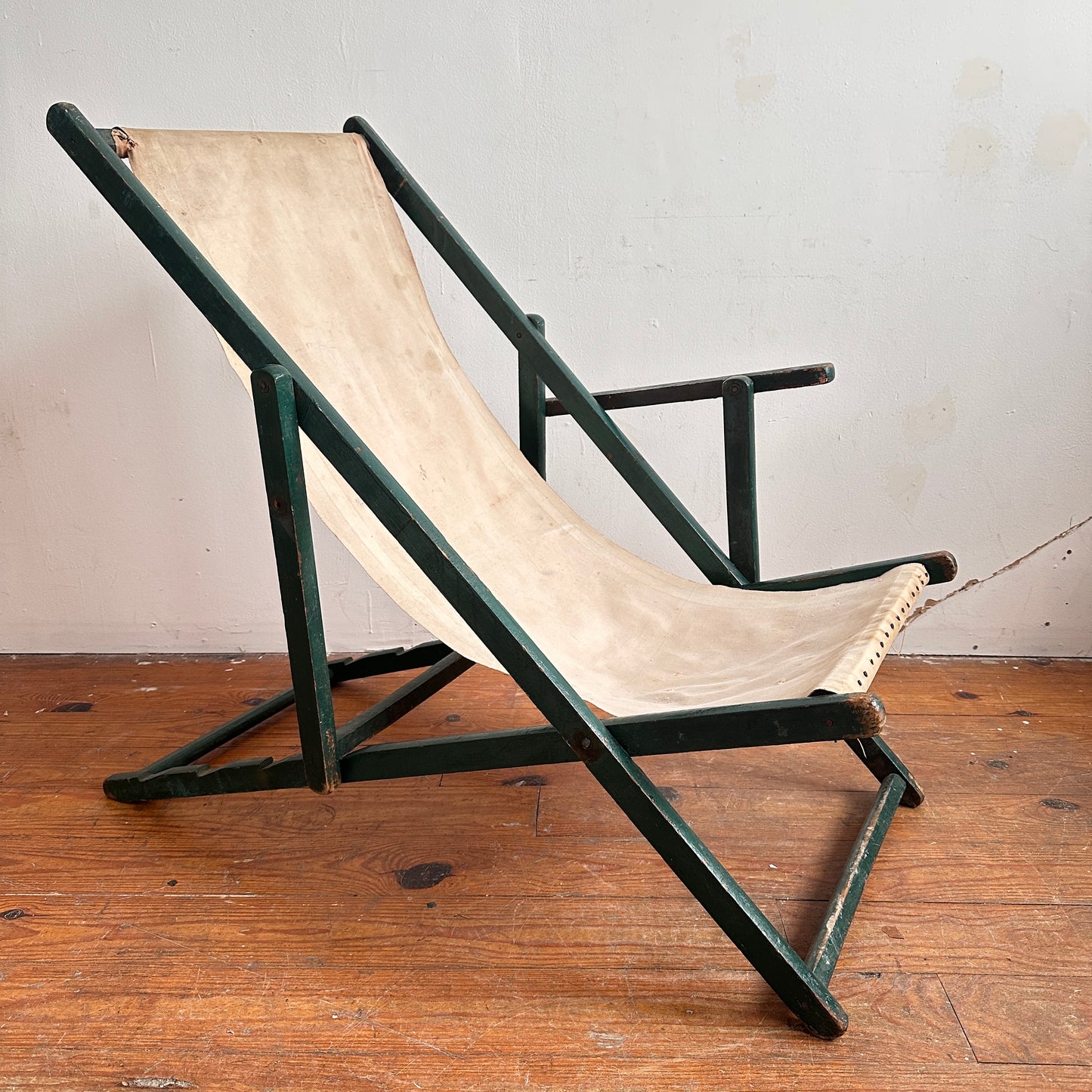 FC027 DISTRESSED ONE ARMED GREEN & BEIGE BEACH SLING CHAIR