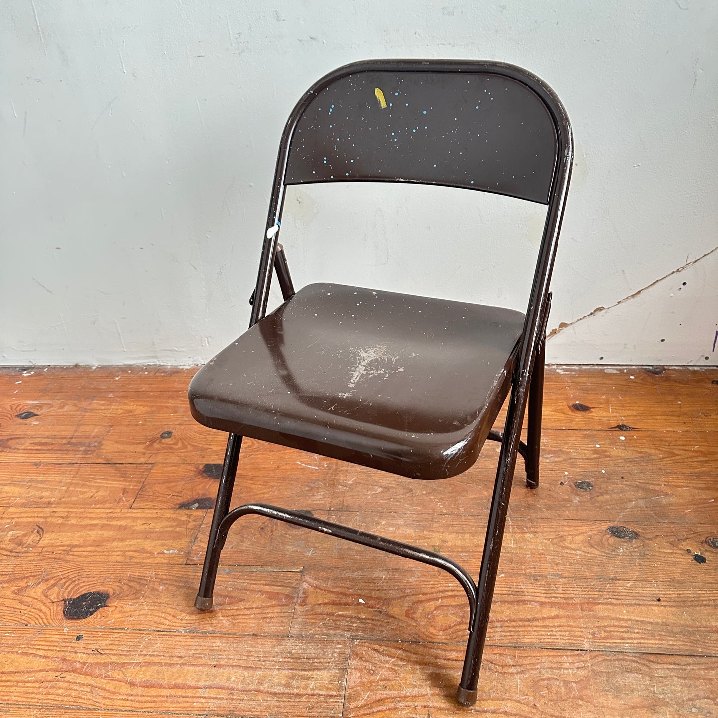 FC028 PAINT SPLATTERED BROWN METAL FOLDING CHAIR