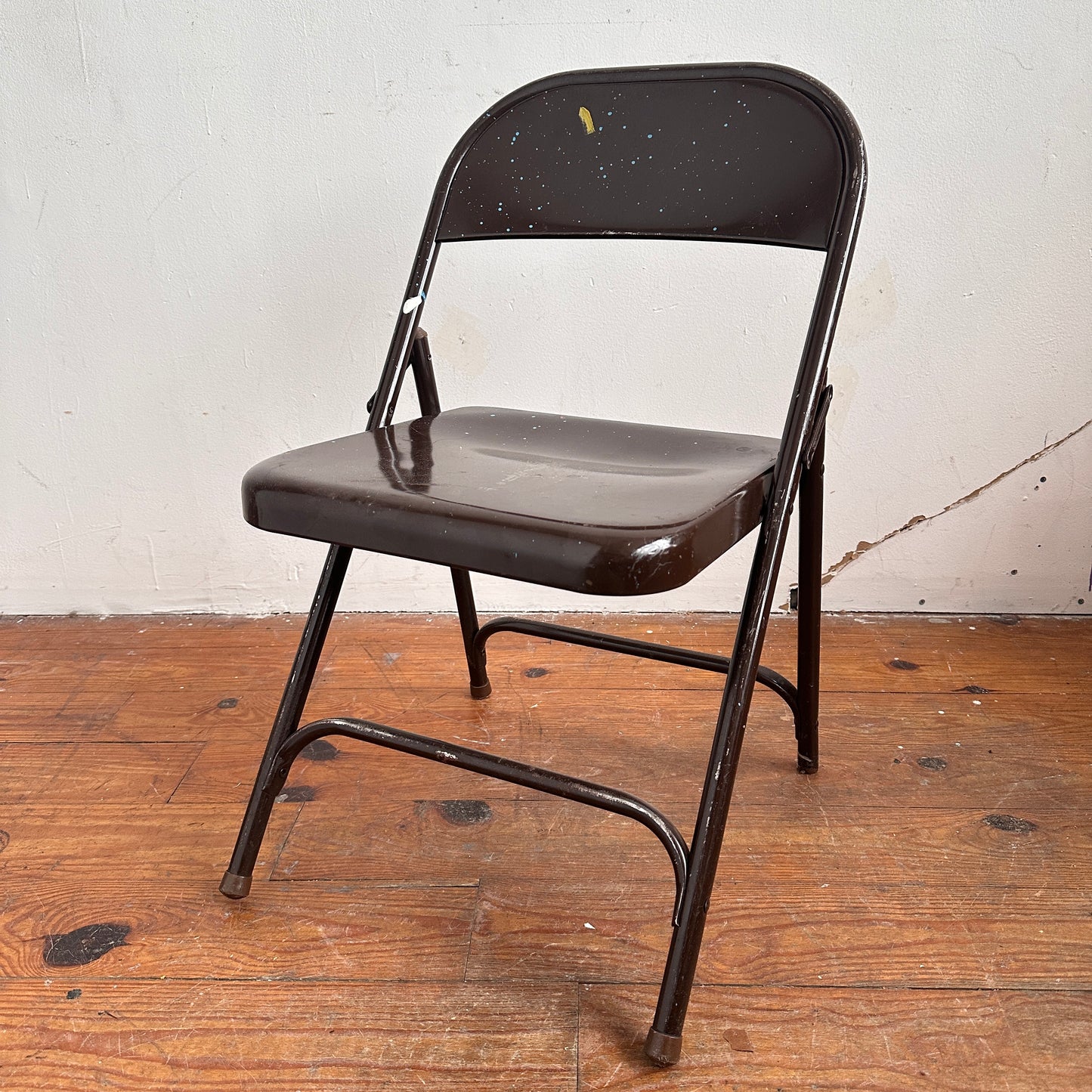 FC028 PAINT SPLATTERED BROWN METAL FOLDING CHAIR
