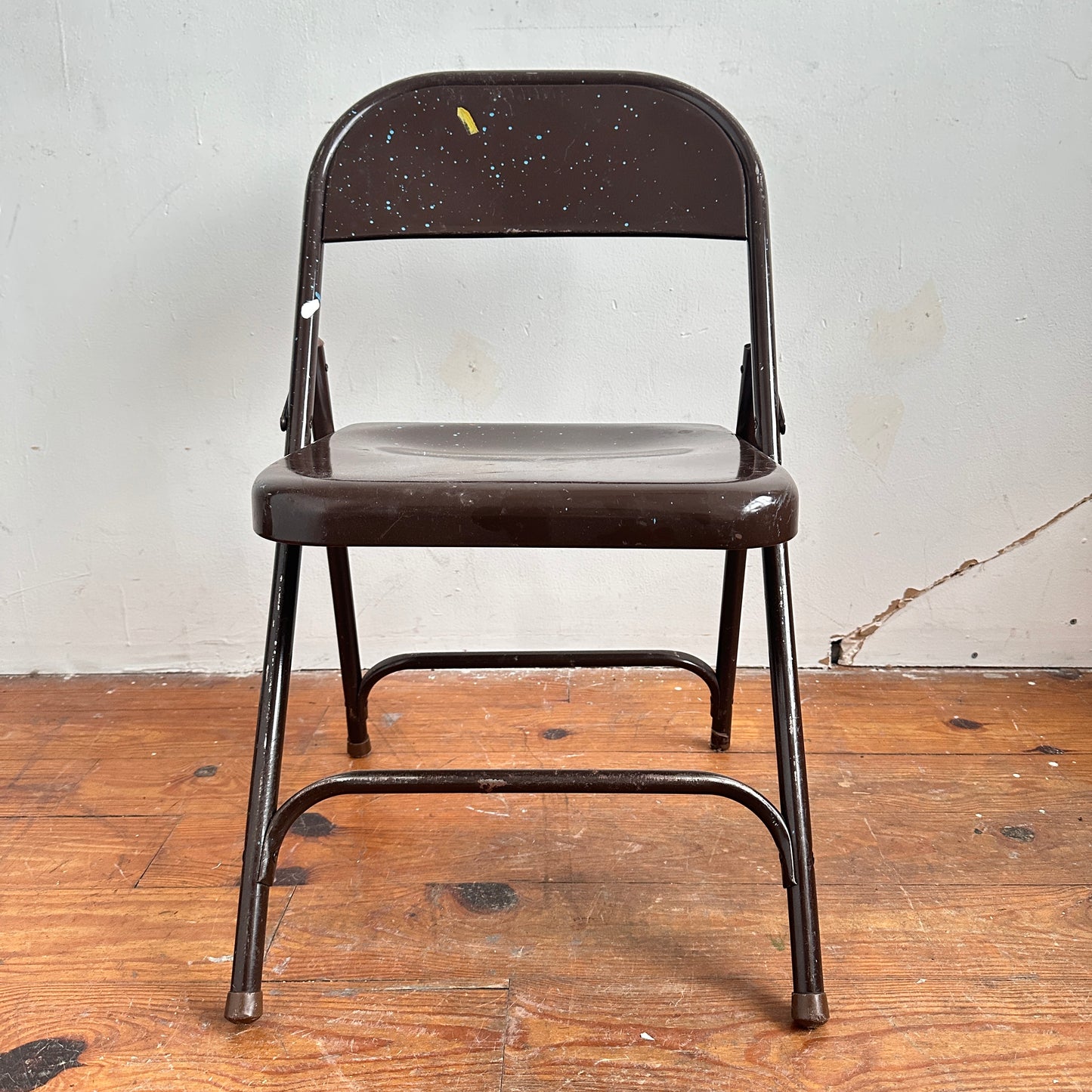 FC028 PAINT SPLATTERED BROWN METAL FOLDING CHAIR