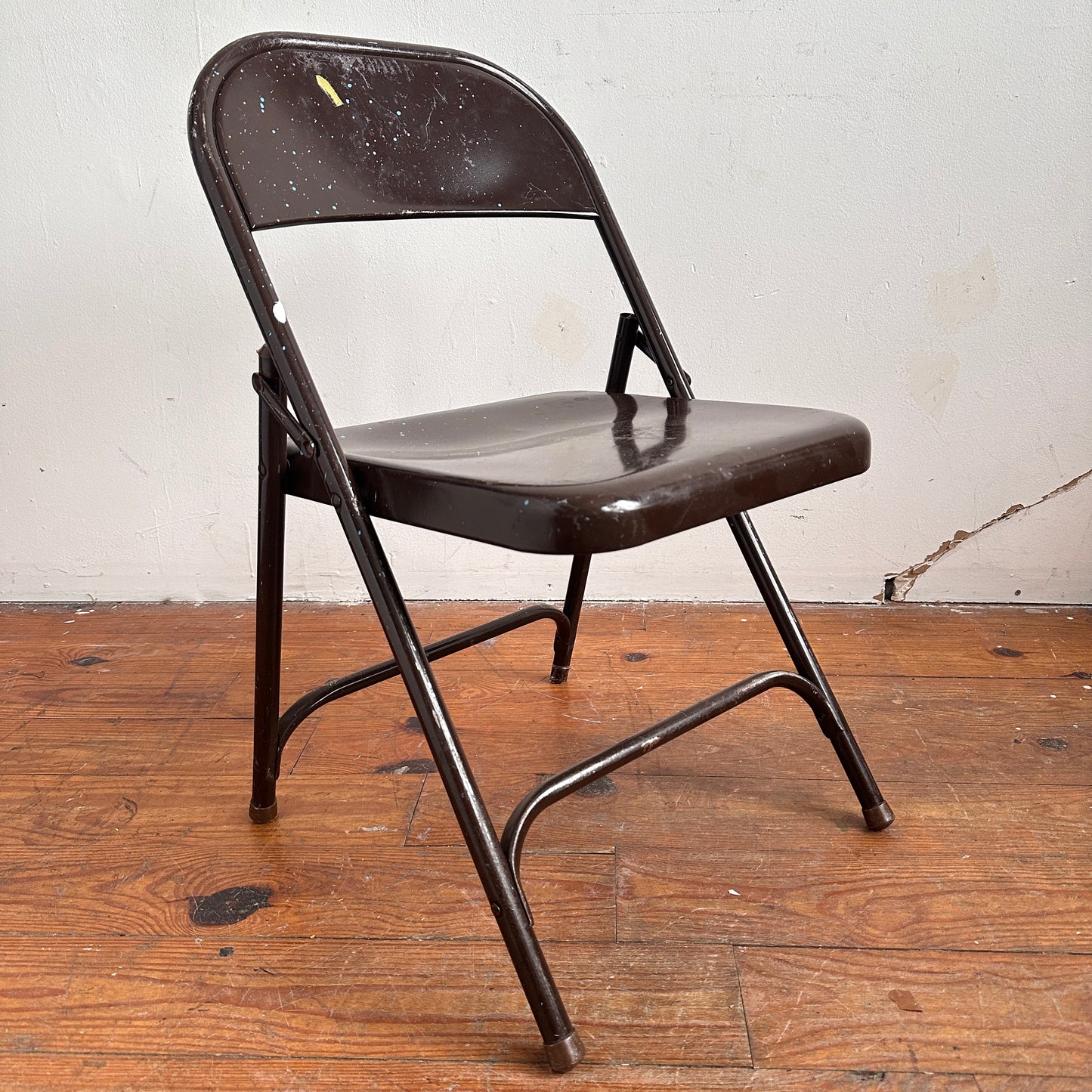 FC028 PAINT SPLATTERED BROWN METAL FOLDING CHAIR
