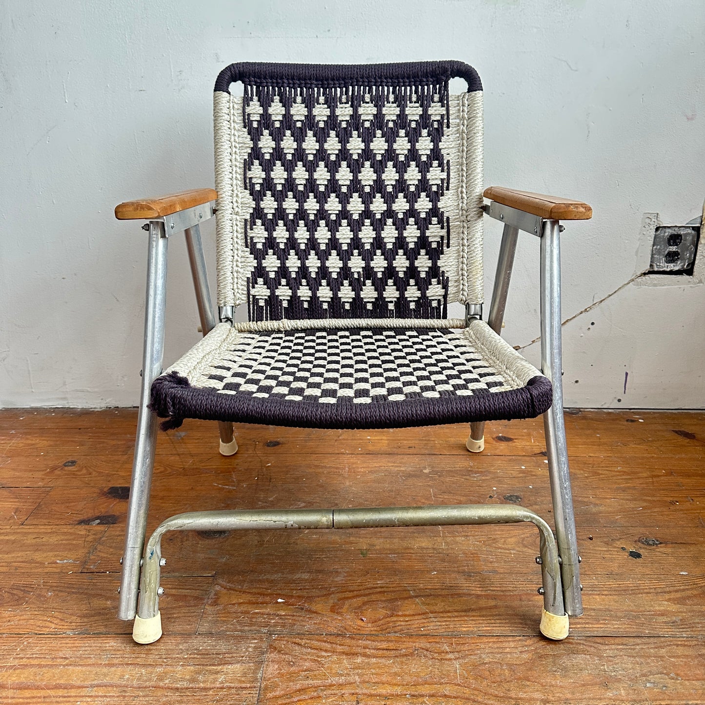 FC030 BROWN & WHITE MACRAME LAWN CHAIR