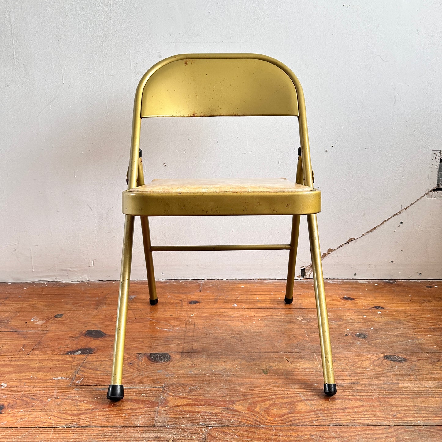 FC036 DISTRESSED GOLD WITH VINYL SEAT FOLDING CHAIR
