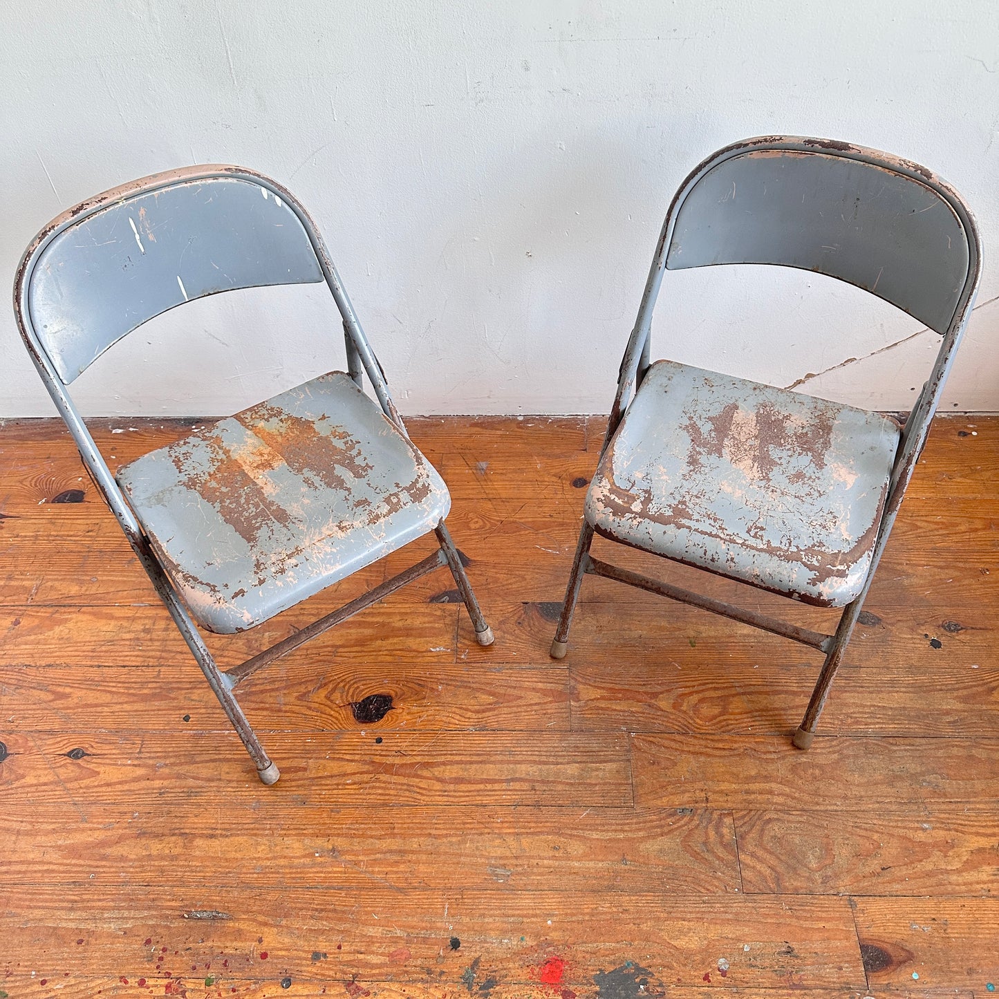 FC038 HEAVILY DISTRESSED BLUE RUSTY FOLDING CHAIRS