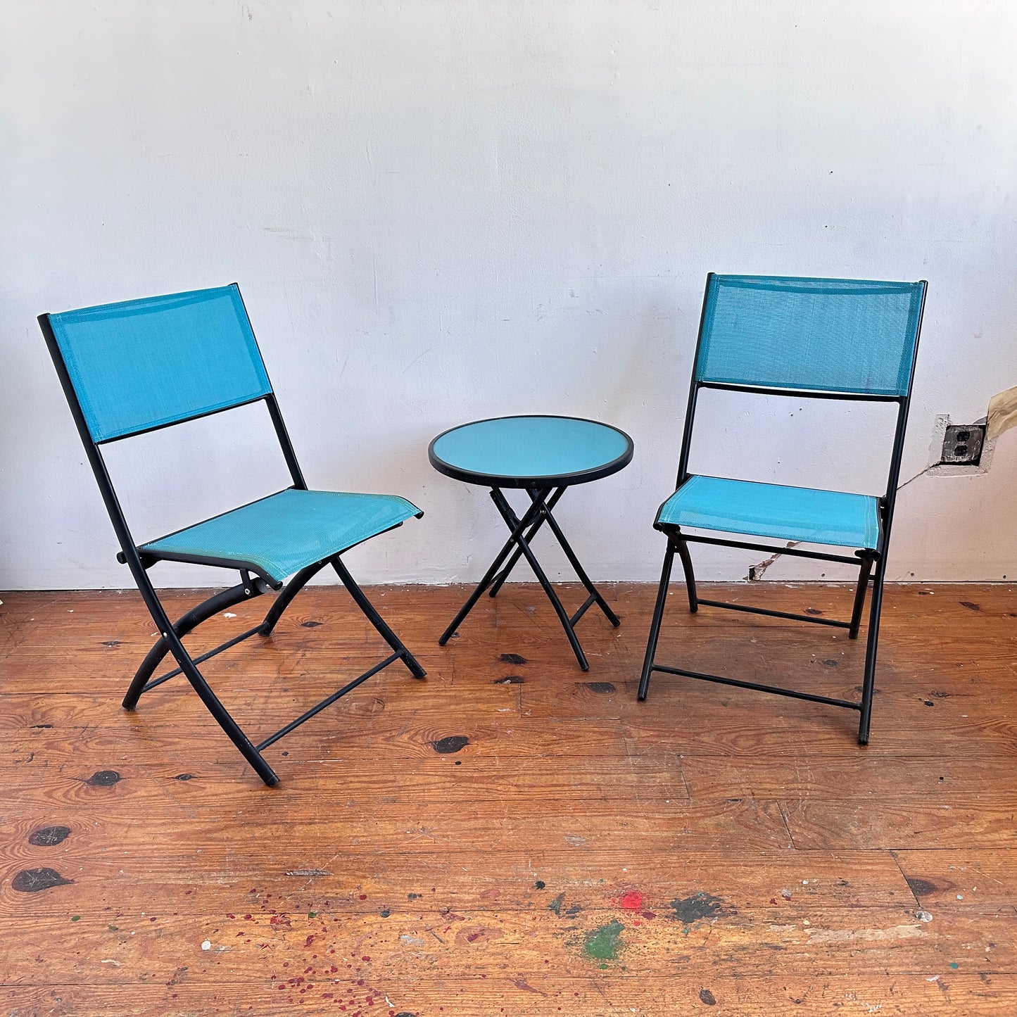FC043 SET OF TWO TURQUOISE PATIO CHAIRS WITH MATCHING GLASS SIDE TABLE