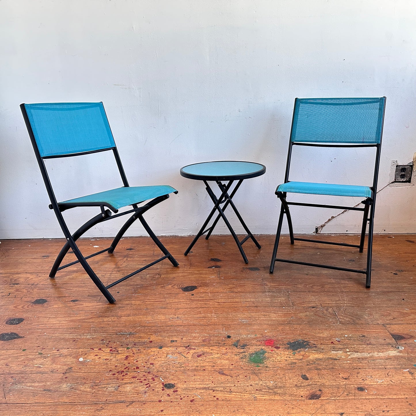 FC043 SET OF TWO TURQUOISE PATIO CHAIRS WITH MATCHING GLASS SIDE TABLE