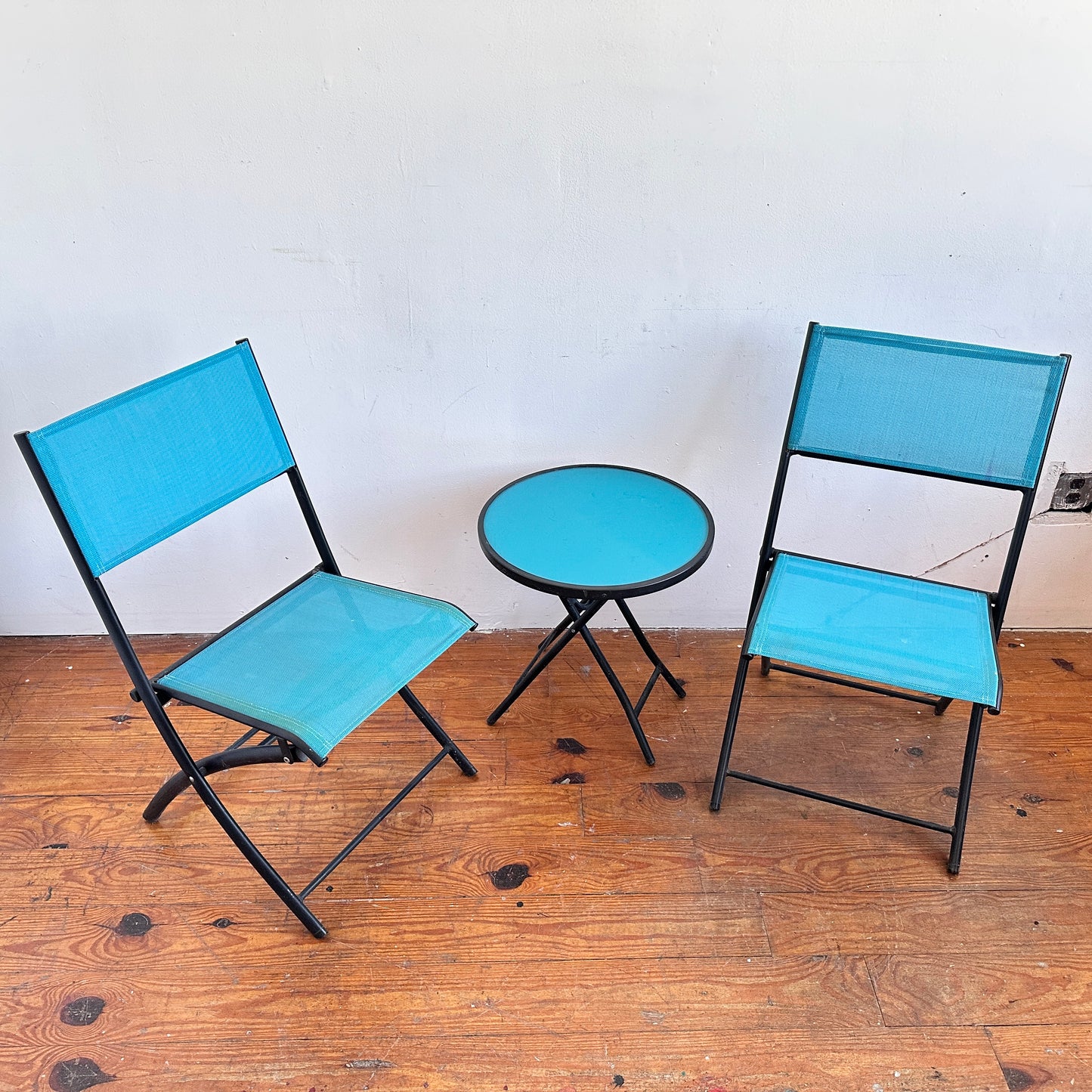 FC043 SET OF TWO TURQUOISE PATIO CHAIRS WITH MATCHING GLASS SIDE TABLE