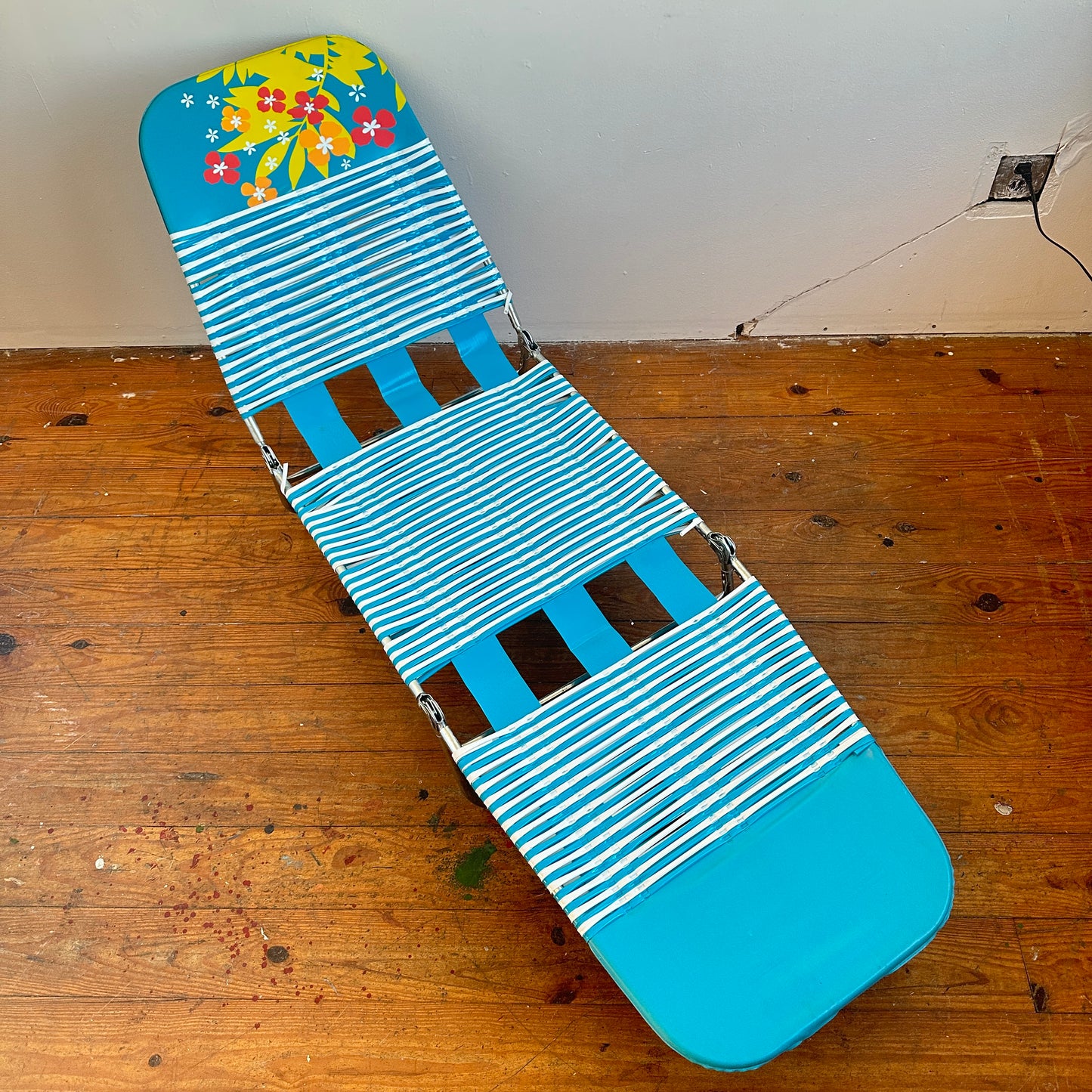 FC048 BLUE & WHITE STRIPED BEACH LOUNGER