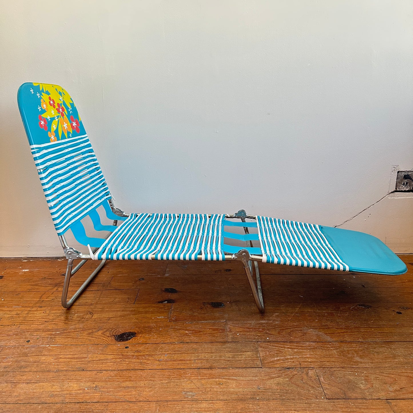 FC048 BLUE & WHITE STRIPED BEACH LOUNGER