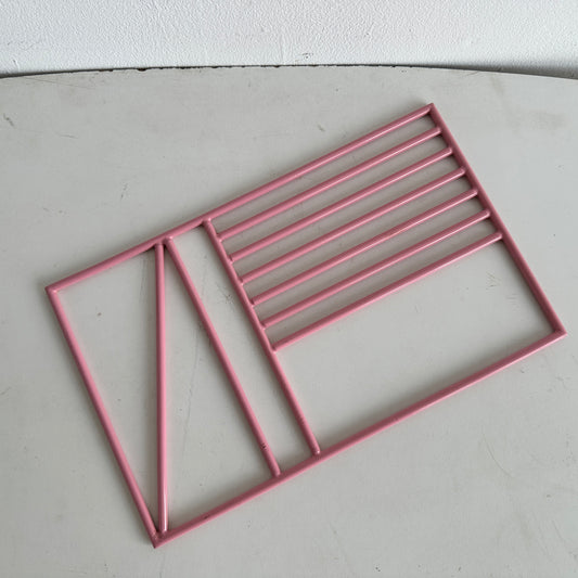 KT010 PINK ENAMEL COATED METAL TRIVET