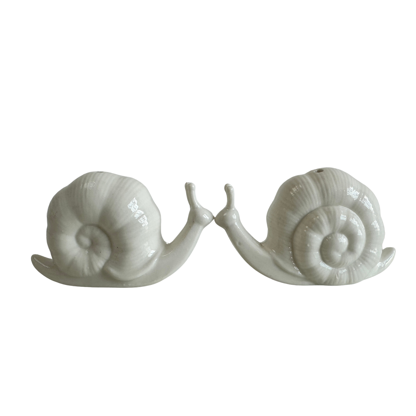 KT015 WHITE CERAMIC SNAIL SALT & PEPPER SHAKERS