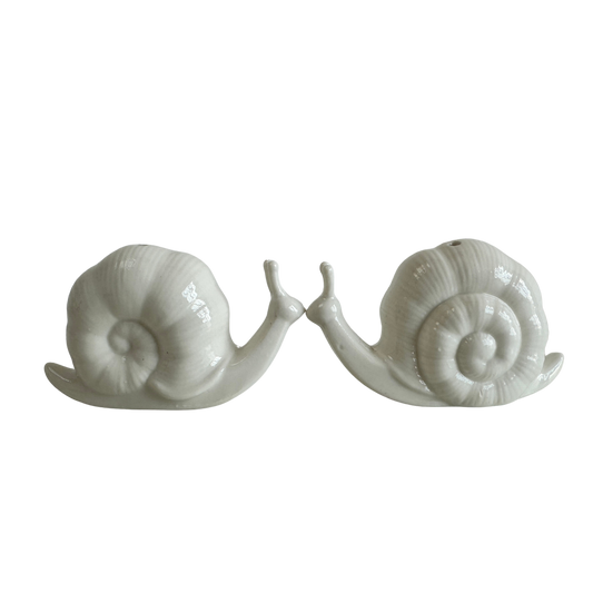 KT015 WHITE CERAMIC SNAIL SALT & PEPPER SHAKERS