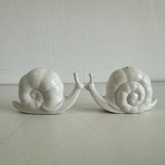 KT015 WHITE CERAMIC SNAIL SALT & PEPPER SHAKERS