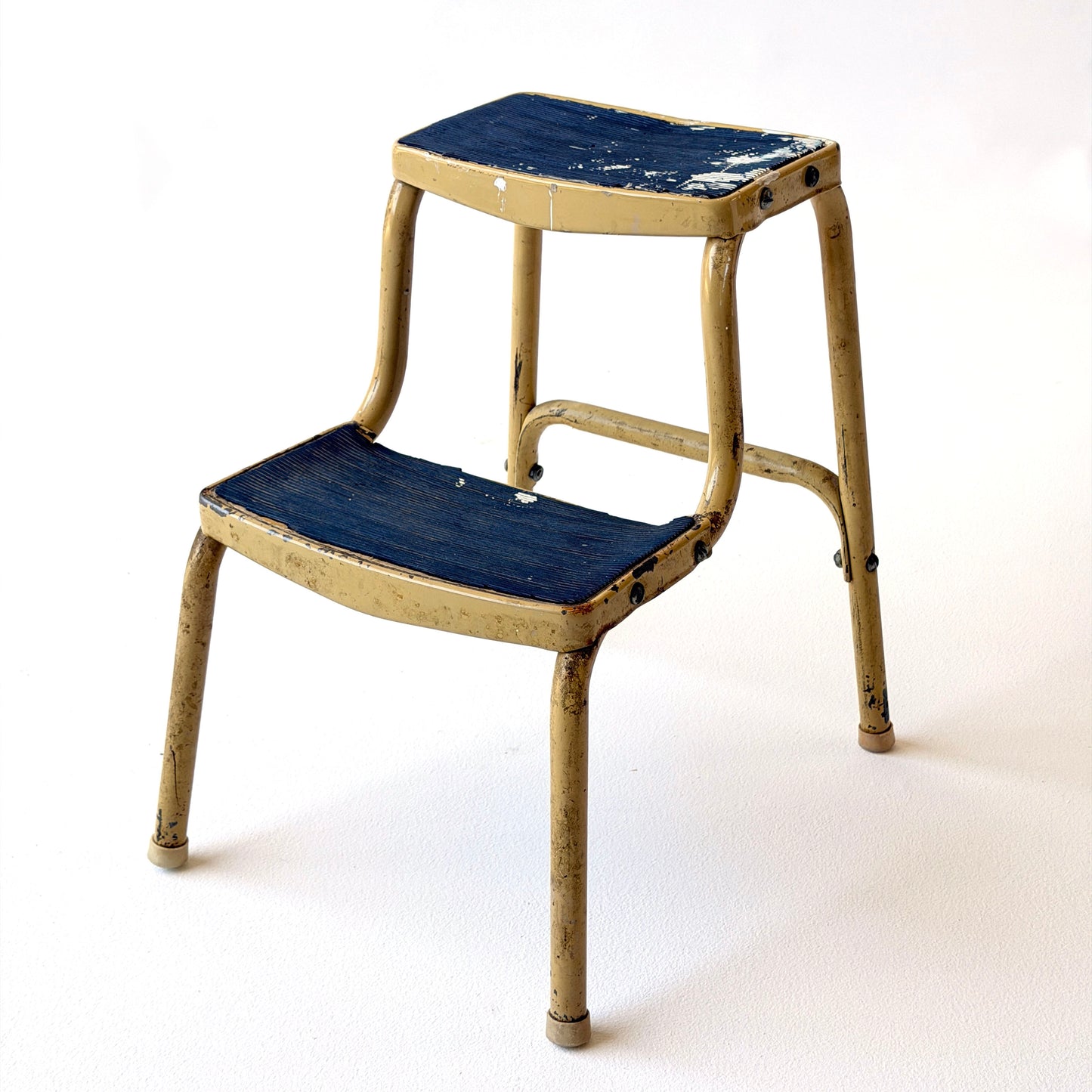 LA003 DISTRESSED TAN METAL STEP STOOL