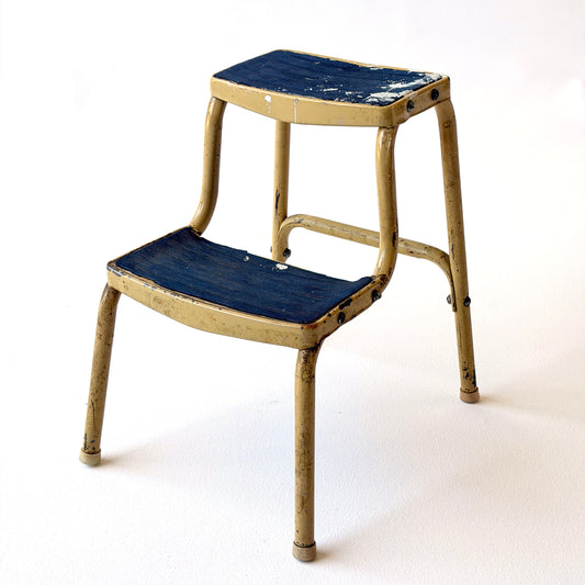 LA003 DISTRESSED TAN METAL STEP STOOL