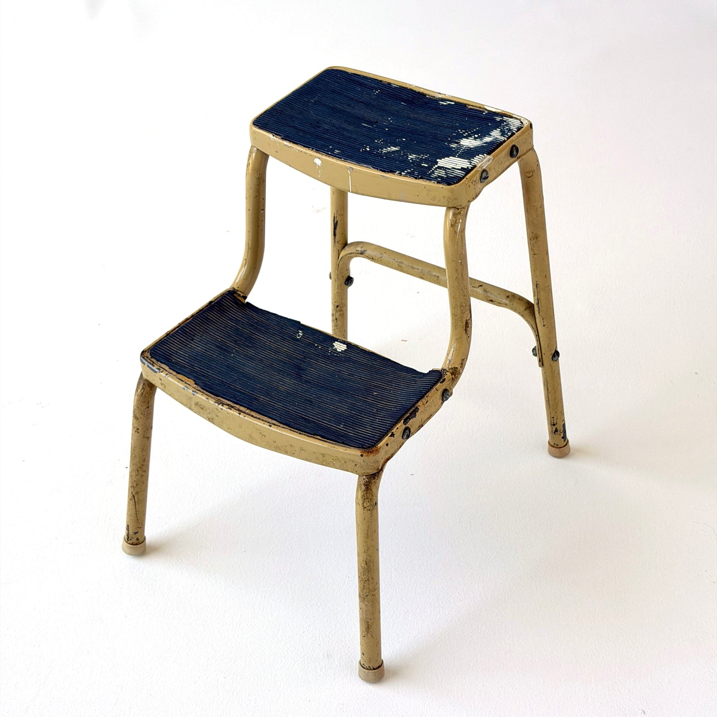 LA003 DISTRESSED TAN METAL STEP STOOL