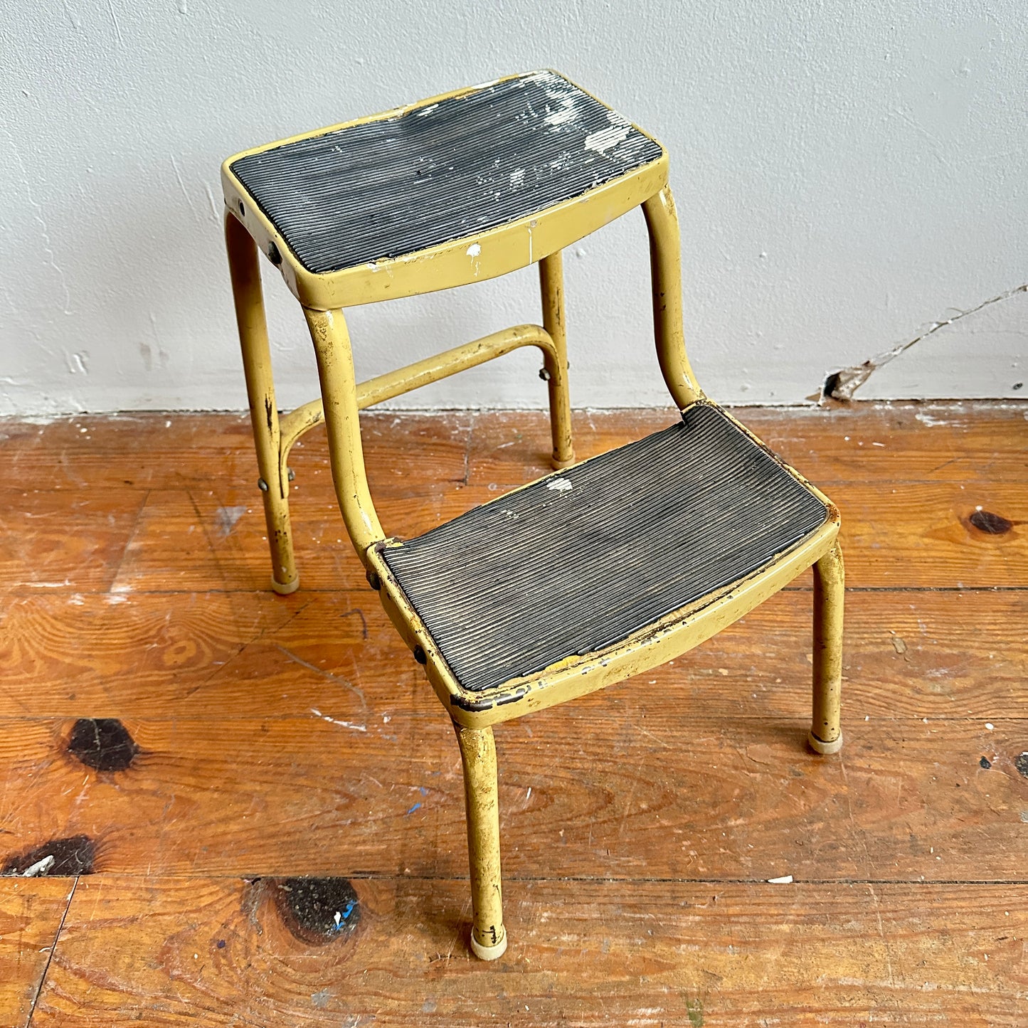 LA003 DISTRESSED TAN METAL STEP STOOL