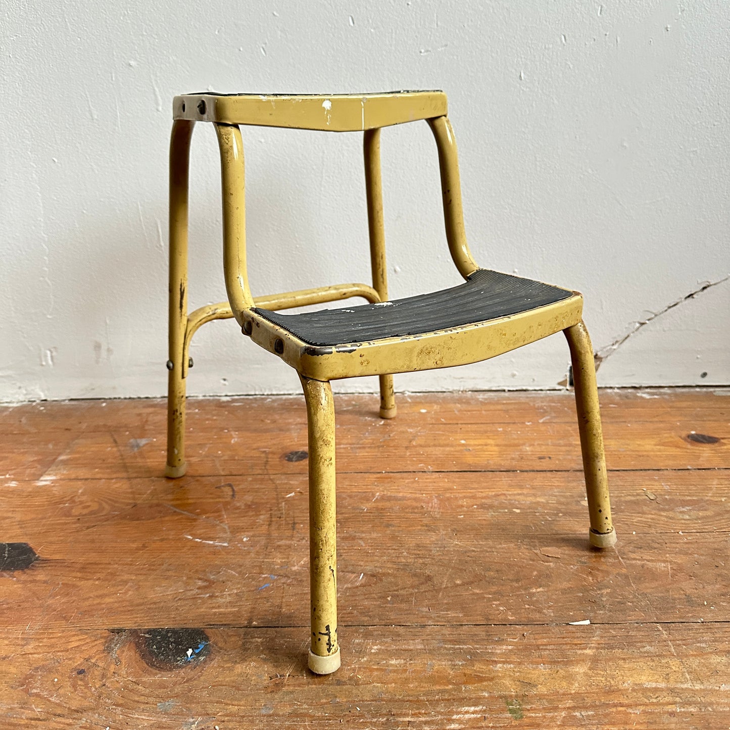 LA003 DISTRESSED TAN METAL STEP STOOL