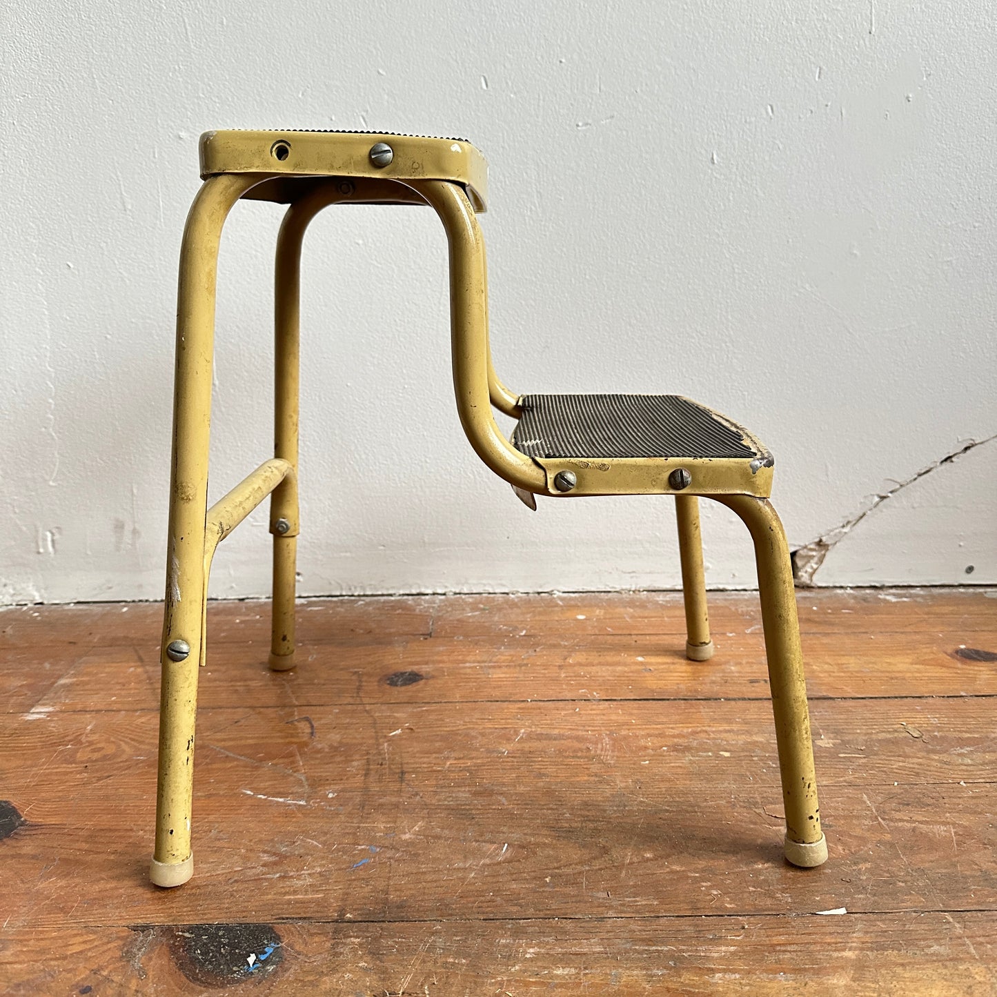 LA003 DISTRESSED TAN METAL STEP STOOL