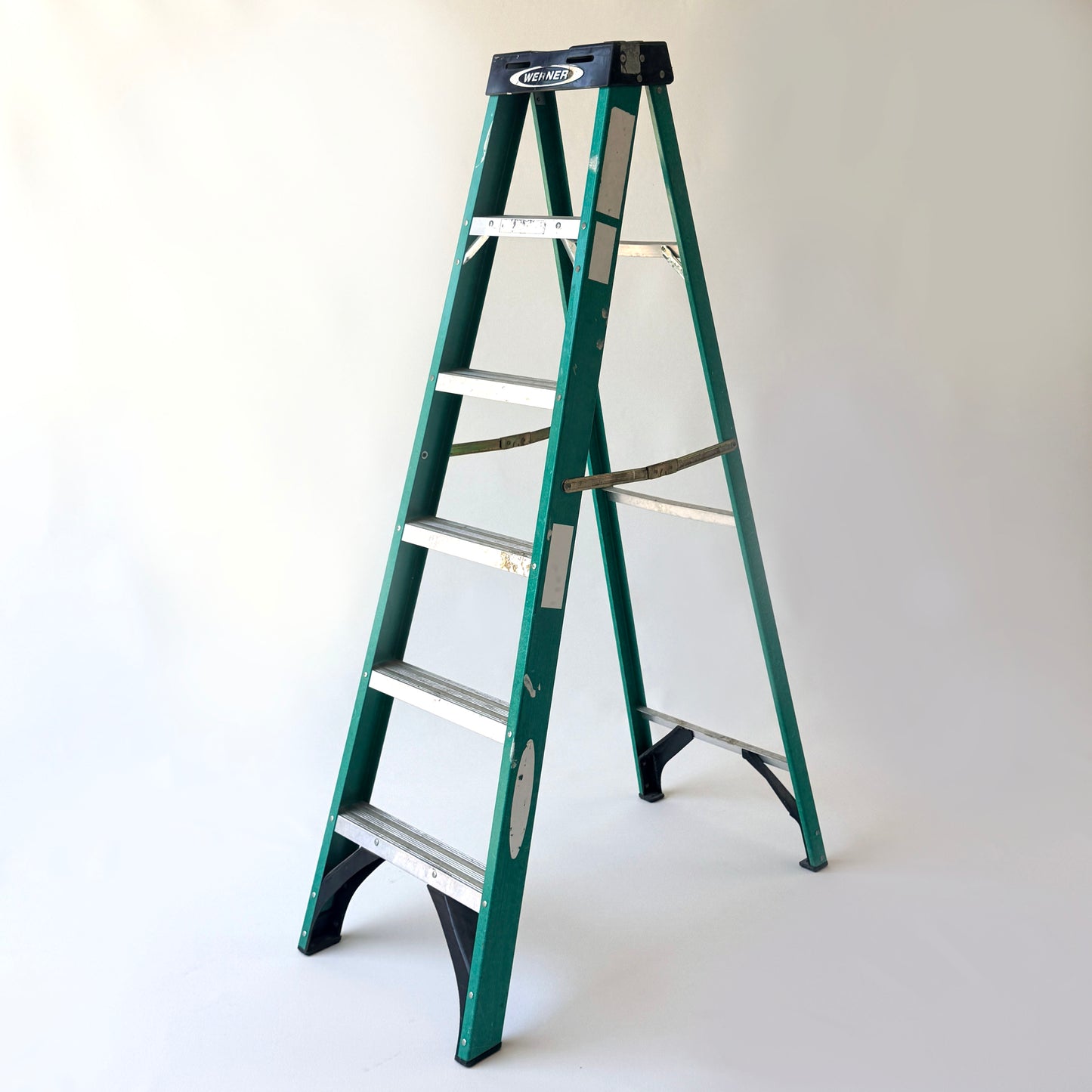LA005 GREEN FIBERGLASS DISTRESSED 6-STEP LADDER
