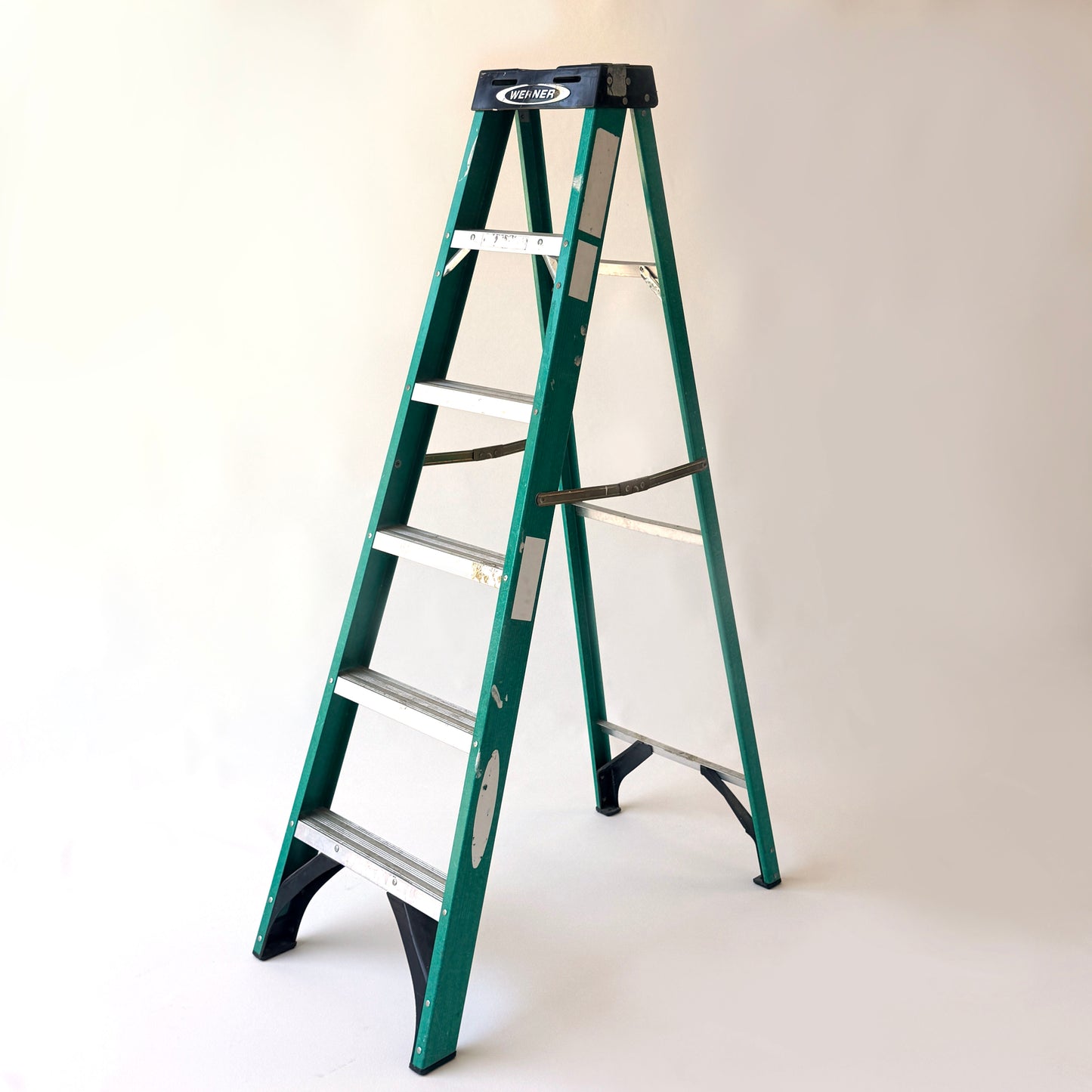 LA005 GREEN FIBERGLASS DISTRESSED 6-STEP LADDER