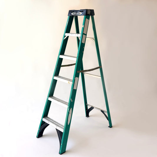 LA005 GREEN FIBERGLASS DISTRESSED 6-STEP LADDER